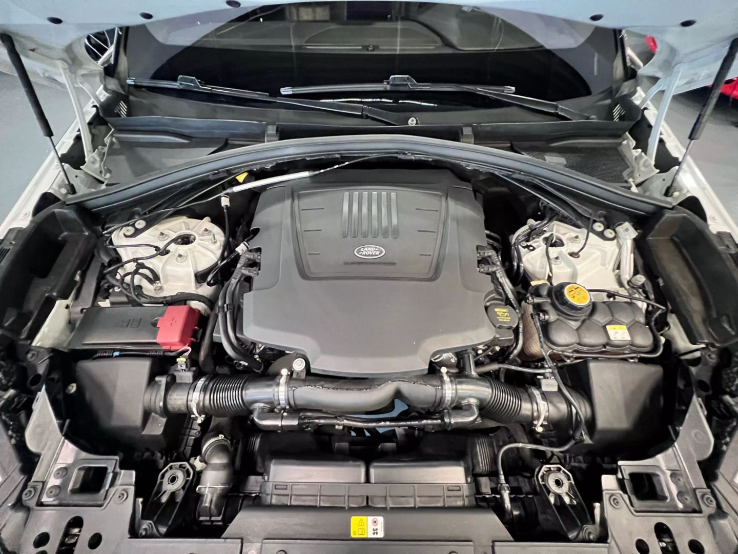 2019 Land Rover Range Rover Velar R-dynamic Se Sport Utility 4d - Image 40