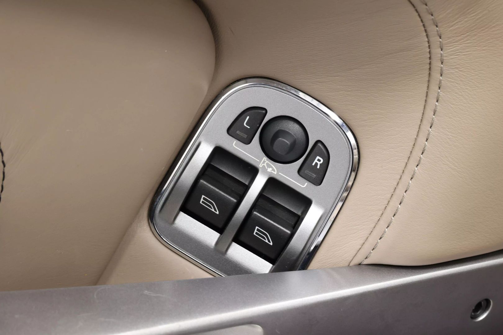 2015 Aston Martin Db9 - Image 10