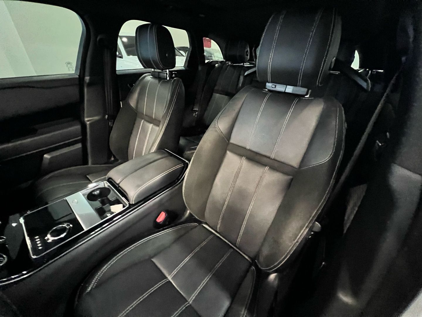 2019 Land Rover Range Rover Velar R-dynamic Se Sport Utility 4d - Image 10