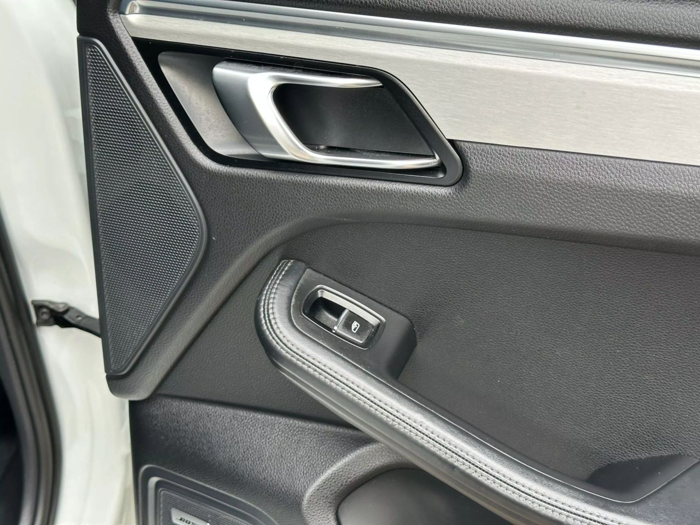 2015 Porsche Macan - Image 28