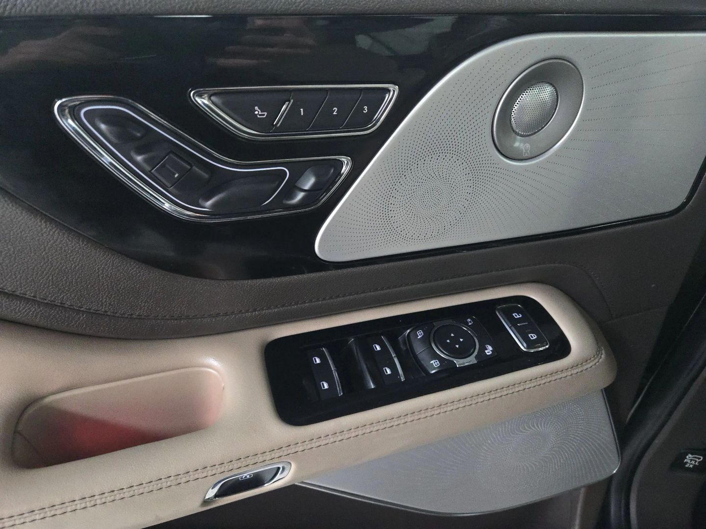 2020 Lincoln Aviator - Image 27