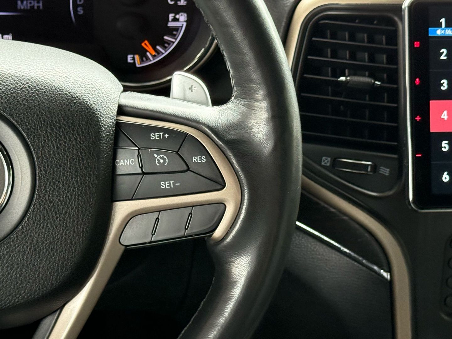 2015 Jeep Grand Cherokee - Image 35
