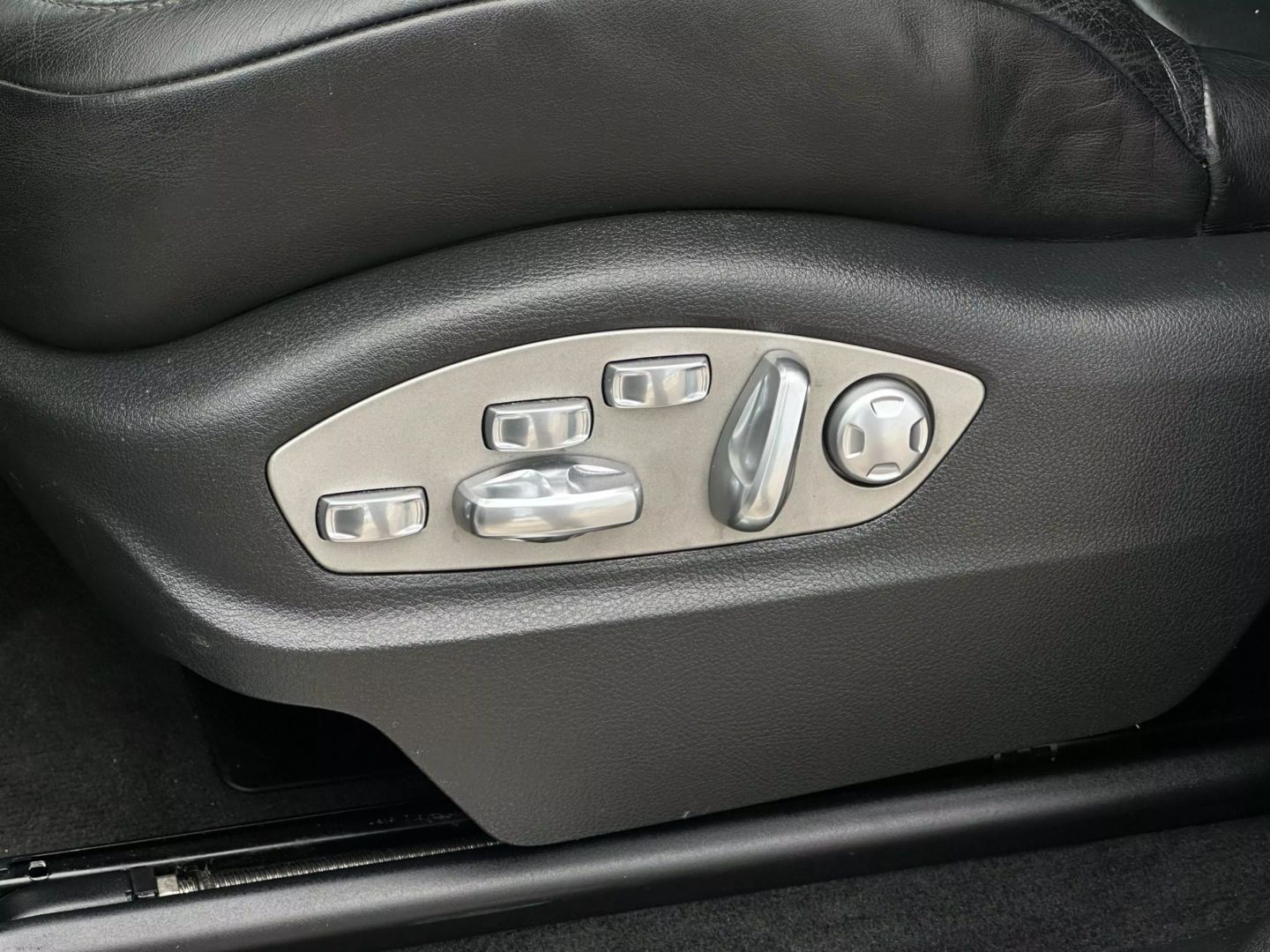 2015 Porsche Macan - Image 16