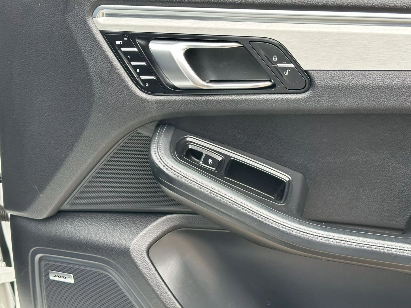 2015 Porsche Macan - Image 24