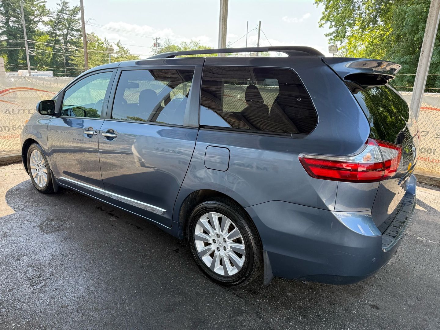2015 Toyota Sienna - Image 13