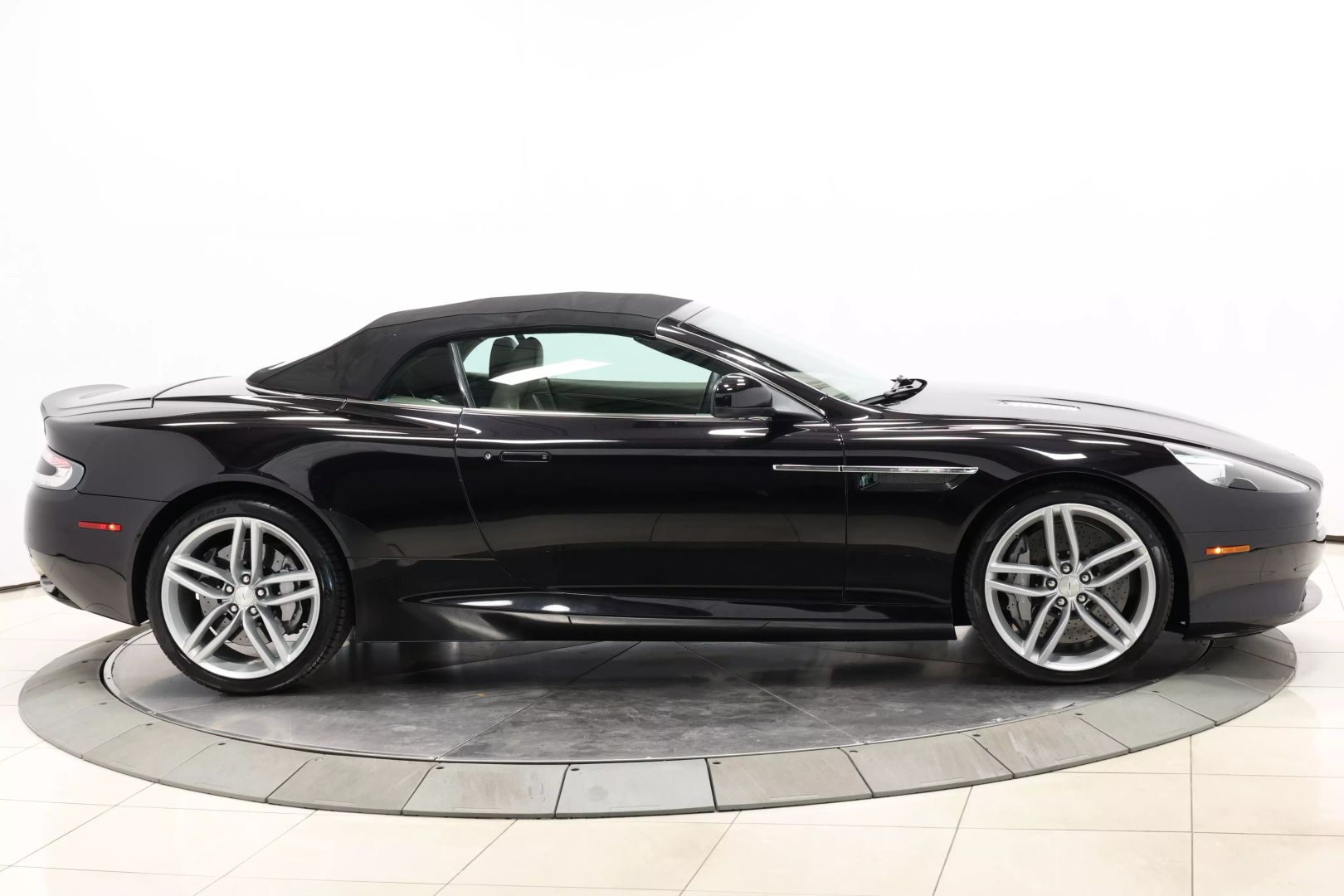 2015 Aston Martin Db9 - Image 100