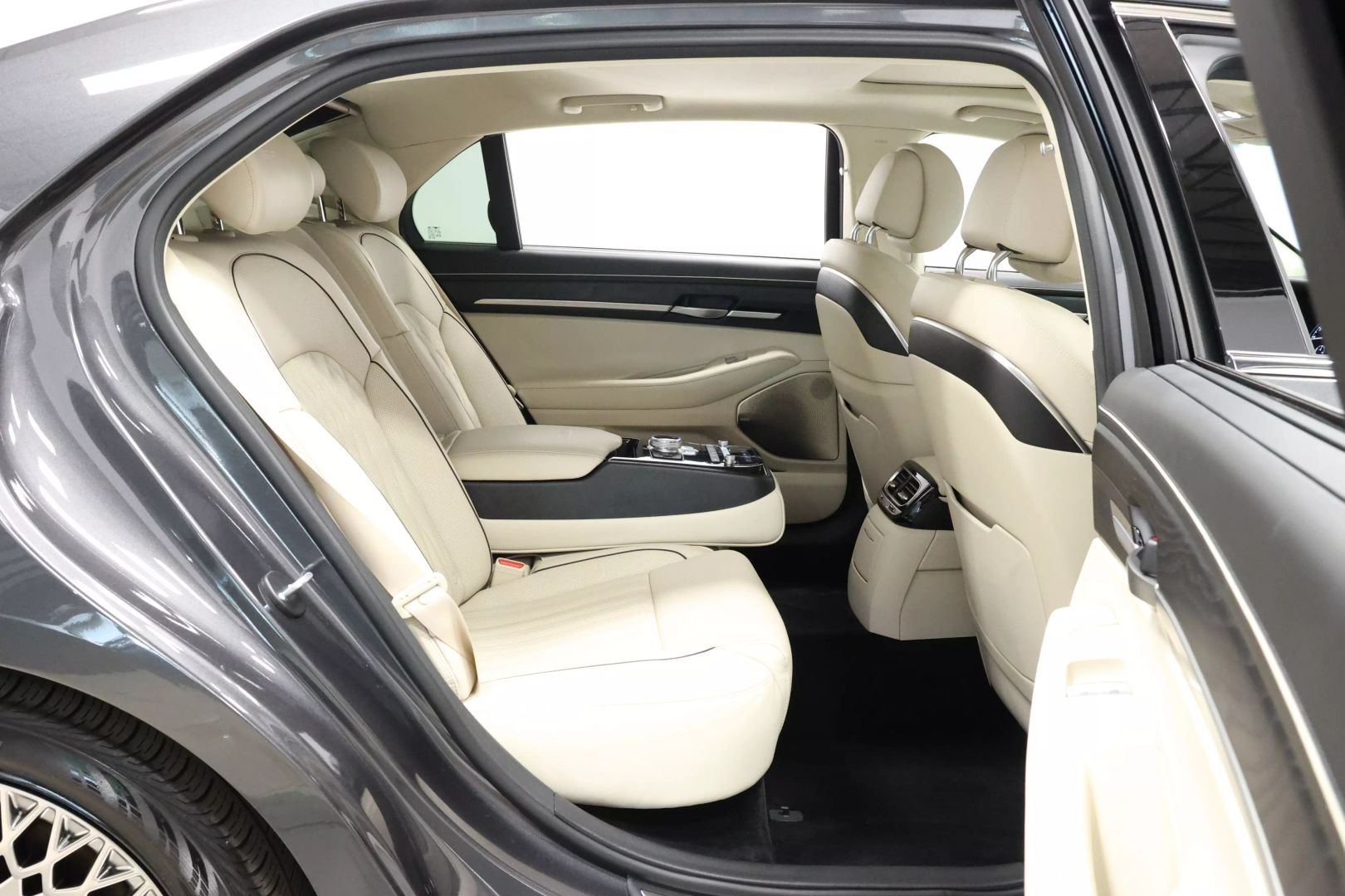 2020 Genesis G90 - Image 86