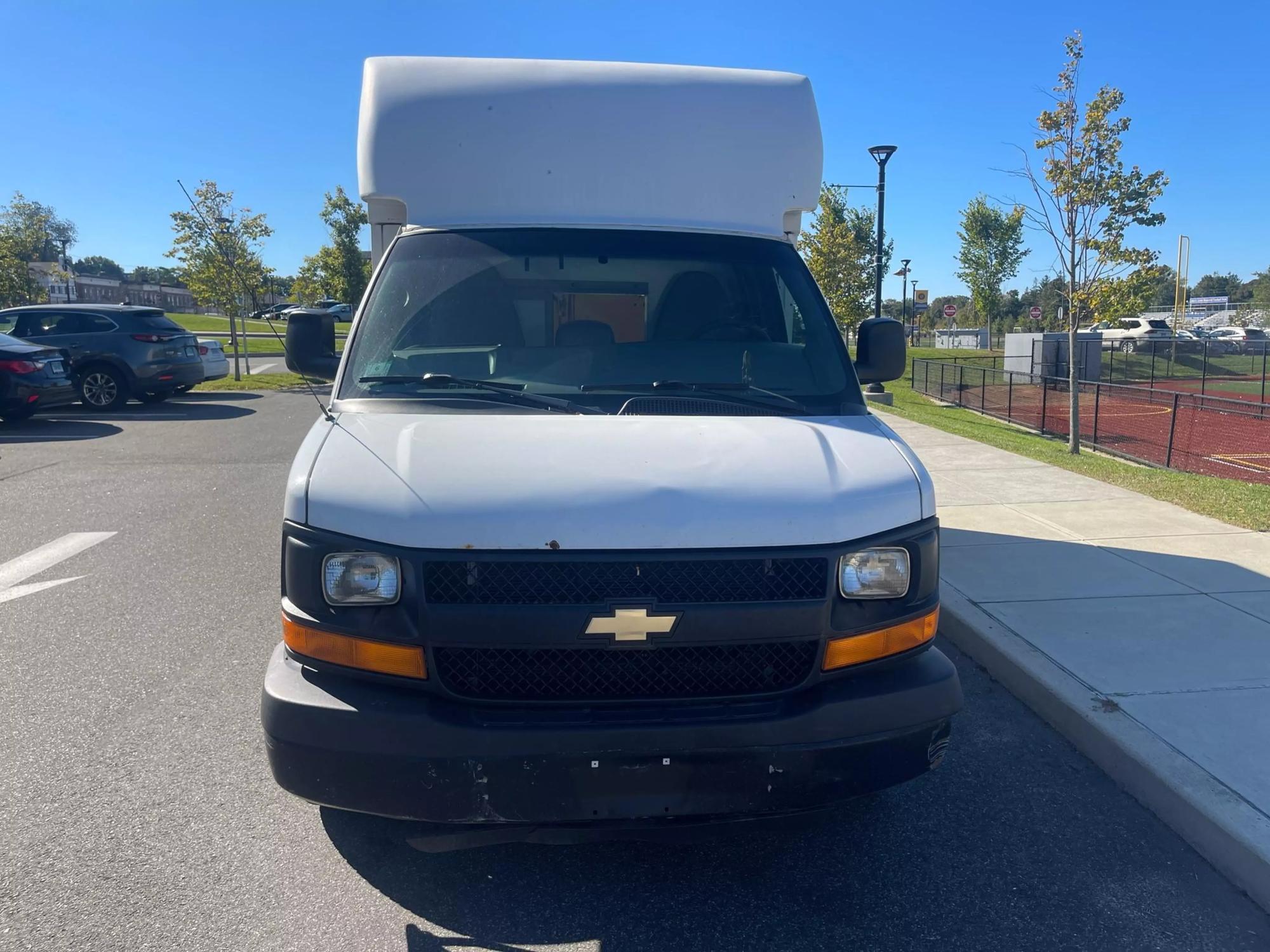 2014 Chevrolet Express Cutaway Base photo 9