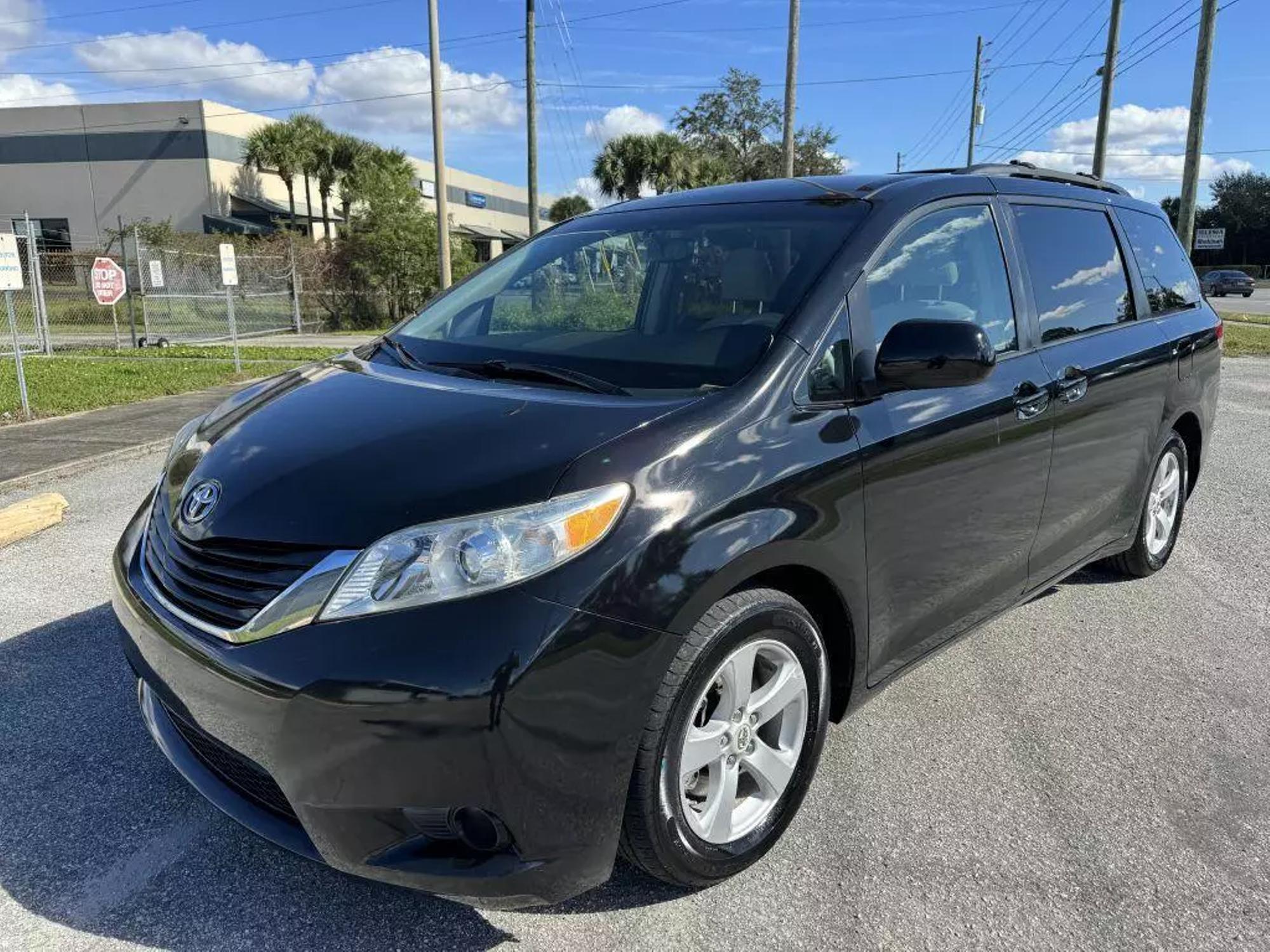 2011 Toyota Sienna LE photo 13