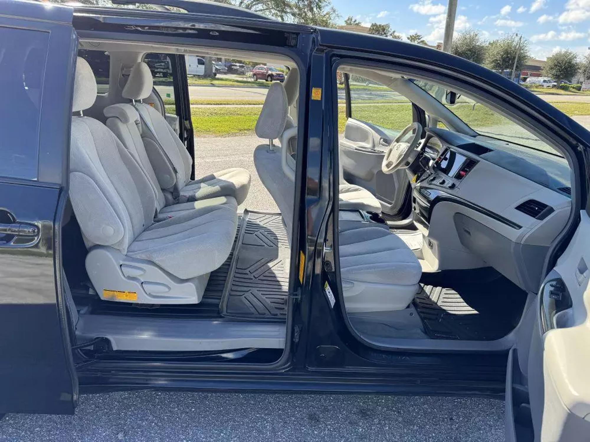 2011 Toyota Sienna LE photo 21