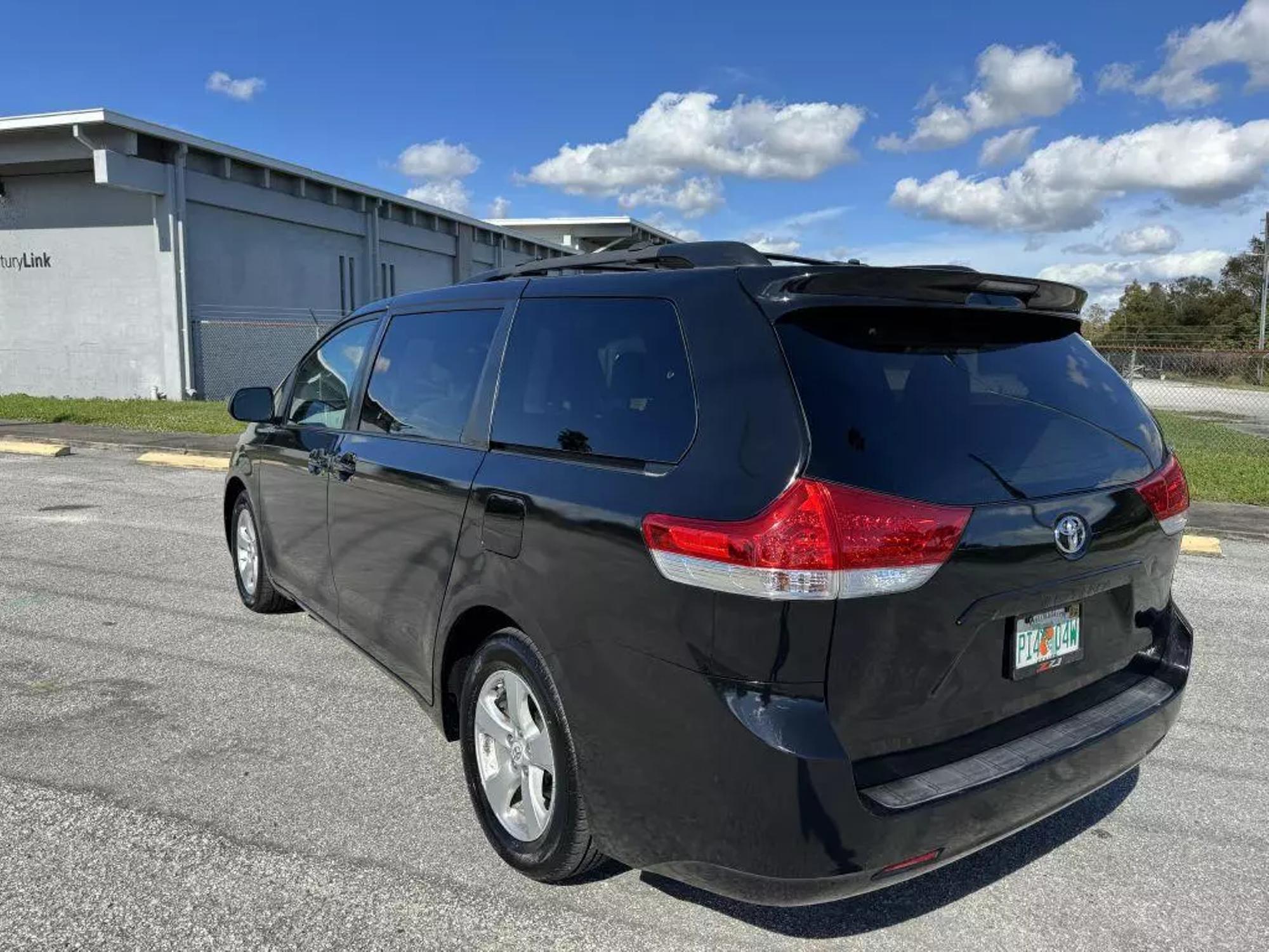 2011 Toyota Sienna LE photo 15