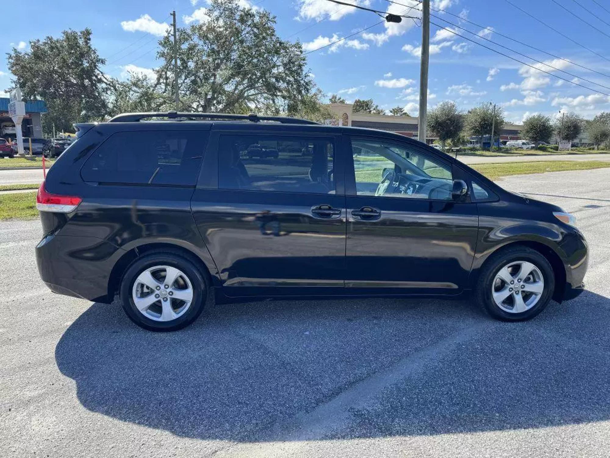 2011 Toyota Sienna LE photo 18