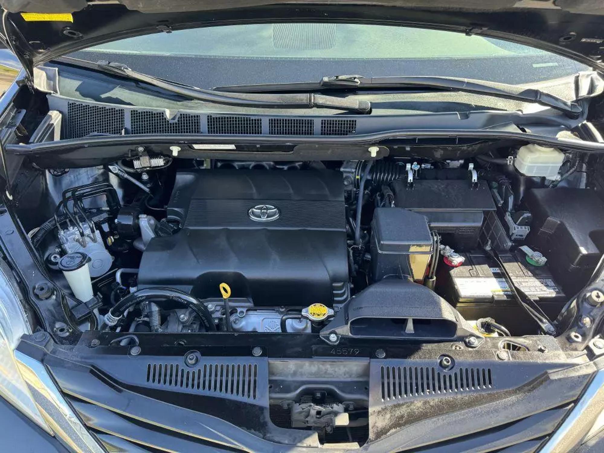 2011 Toyota Sienna LE photo 24