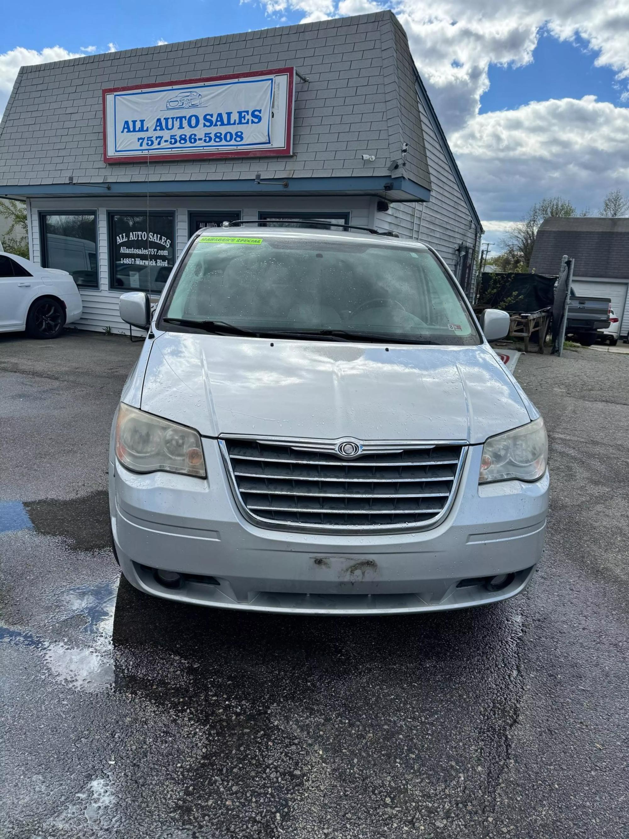 2010 Chrysler Town & Country Touring Plus photo 15