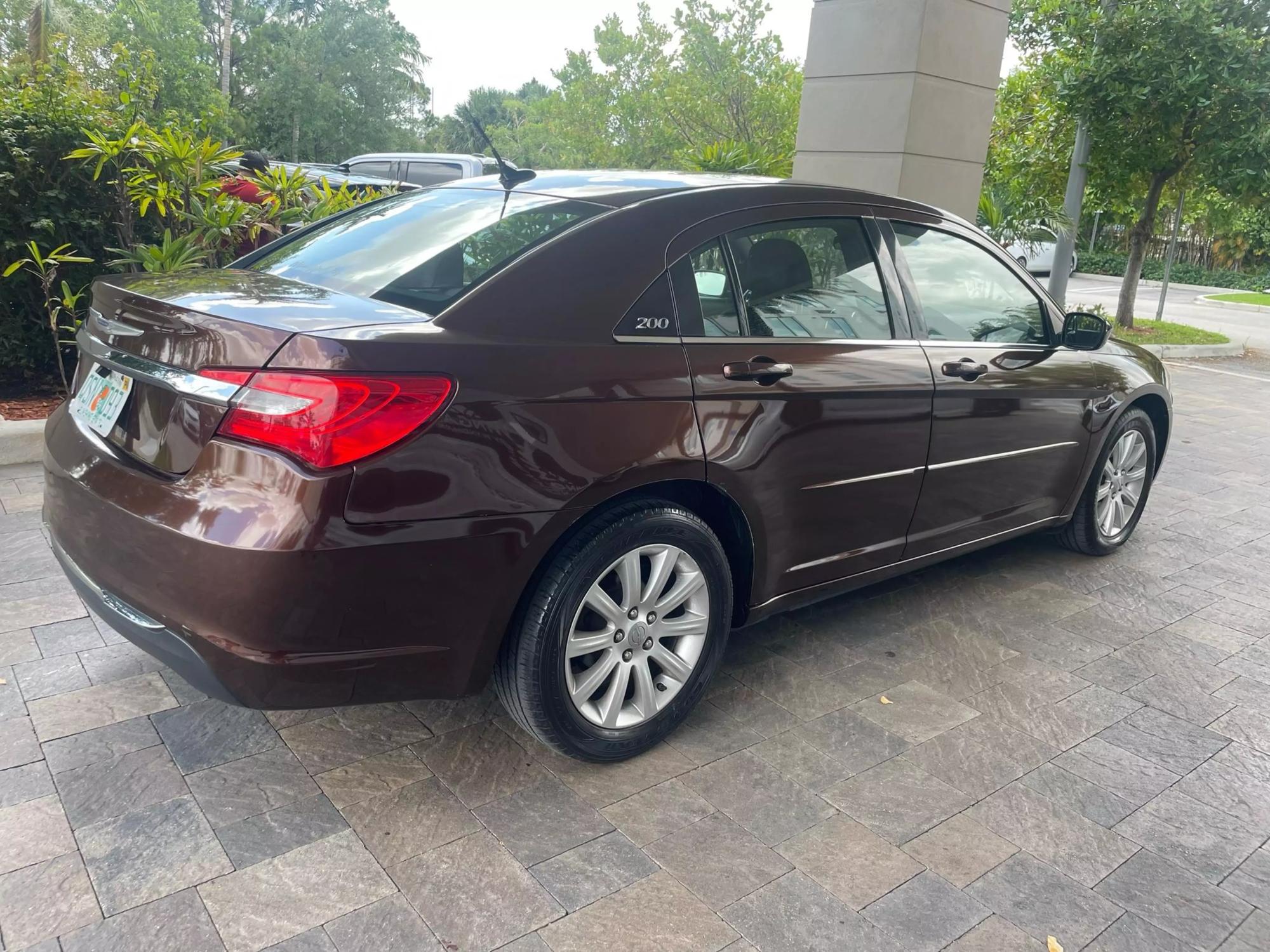 2013 Chrysler 200 Touring photo 36