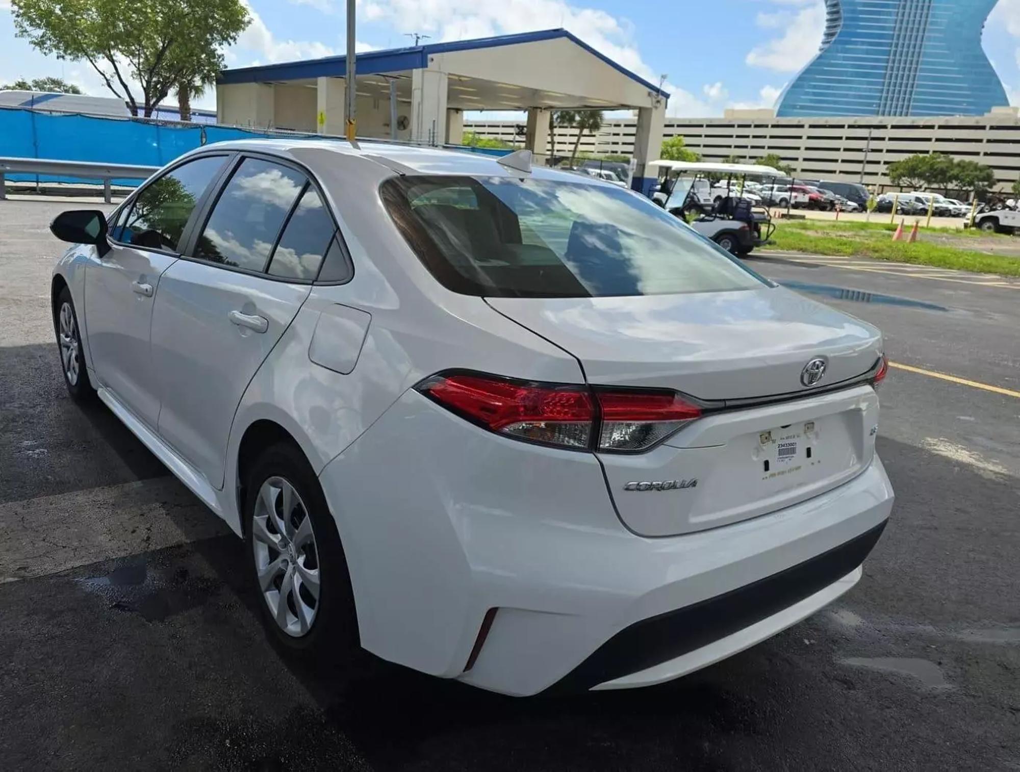 2021 Toyota Corolla LE photo 14