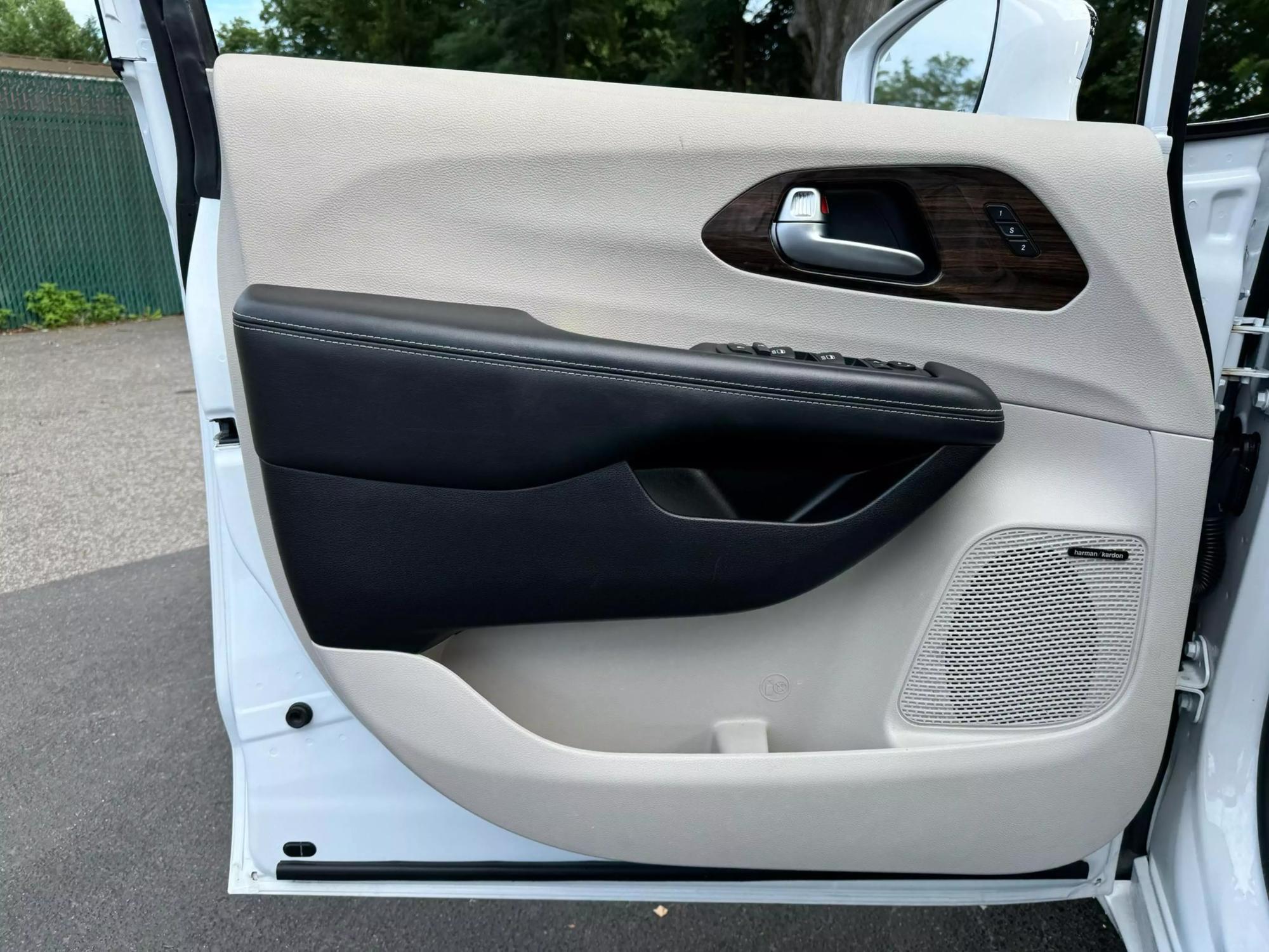 2022 Chrysler Pacifica Limited photo 103