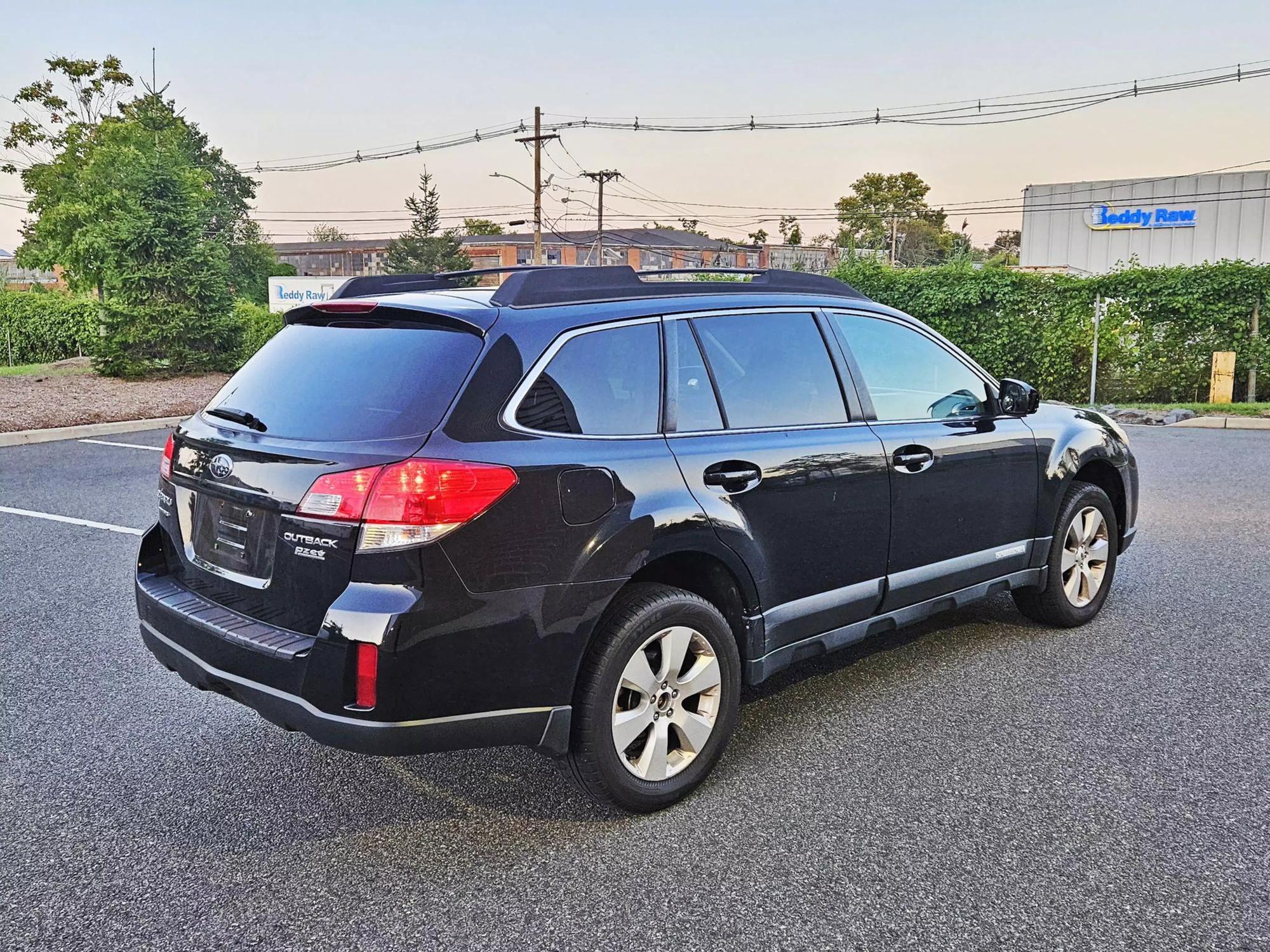 2012 Subaru Outback Premium photo 25