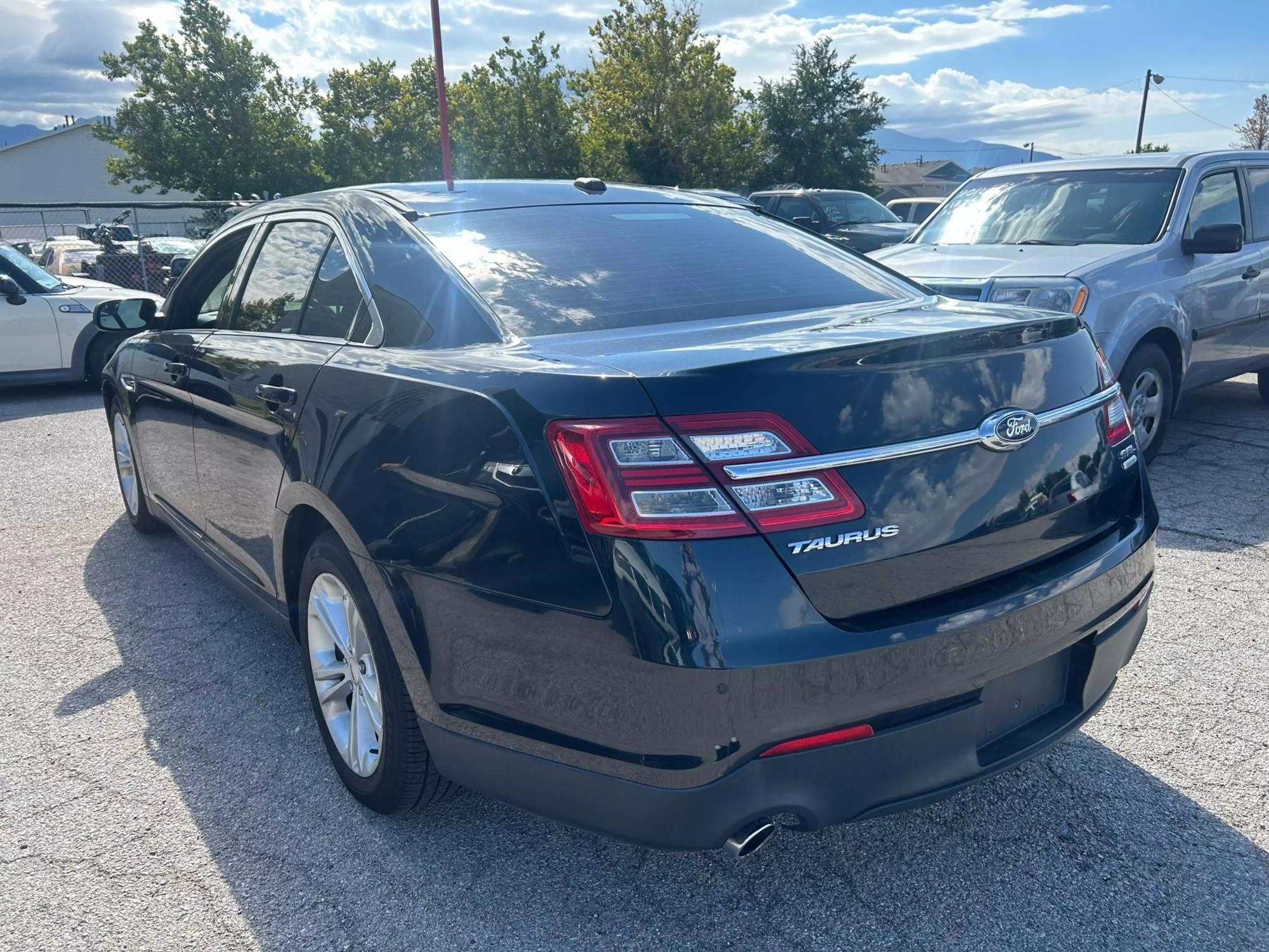 2015 Ford Taurus SEL photo 19