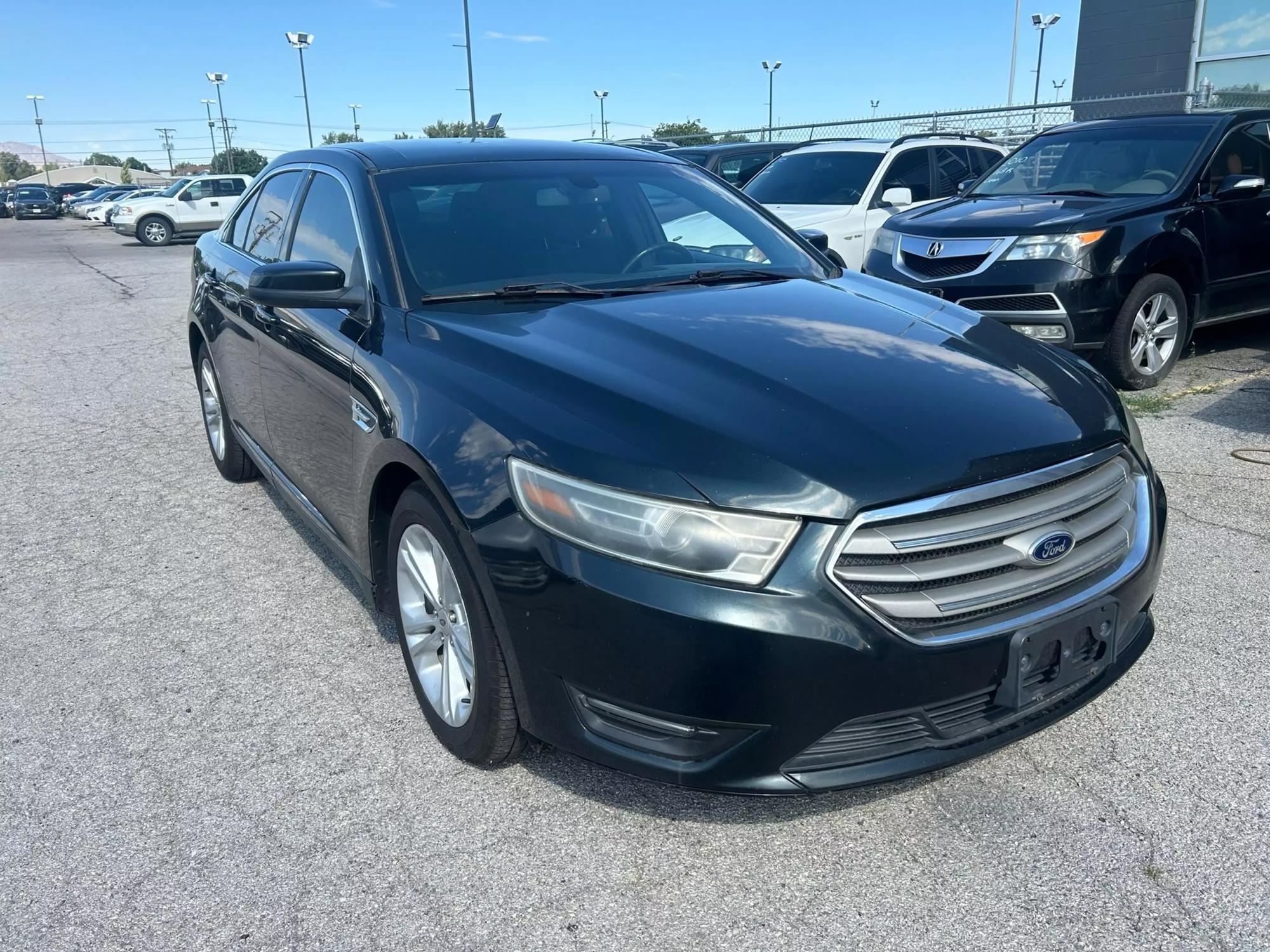 2015 Ford Taurus SEL photo 16