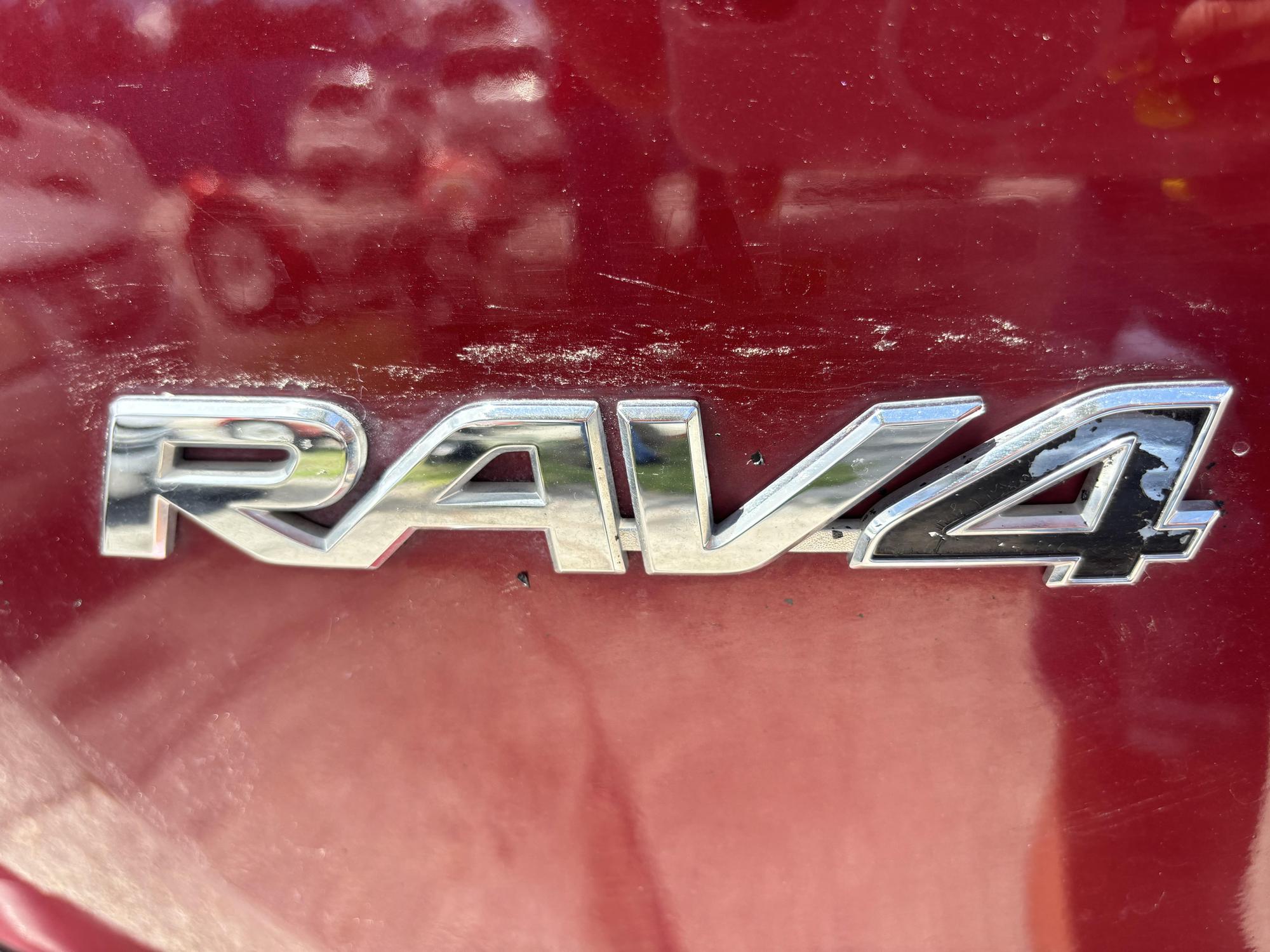 2018 Toyota RAV4 LE photo 32