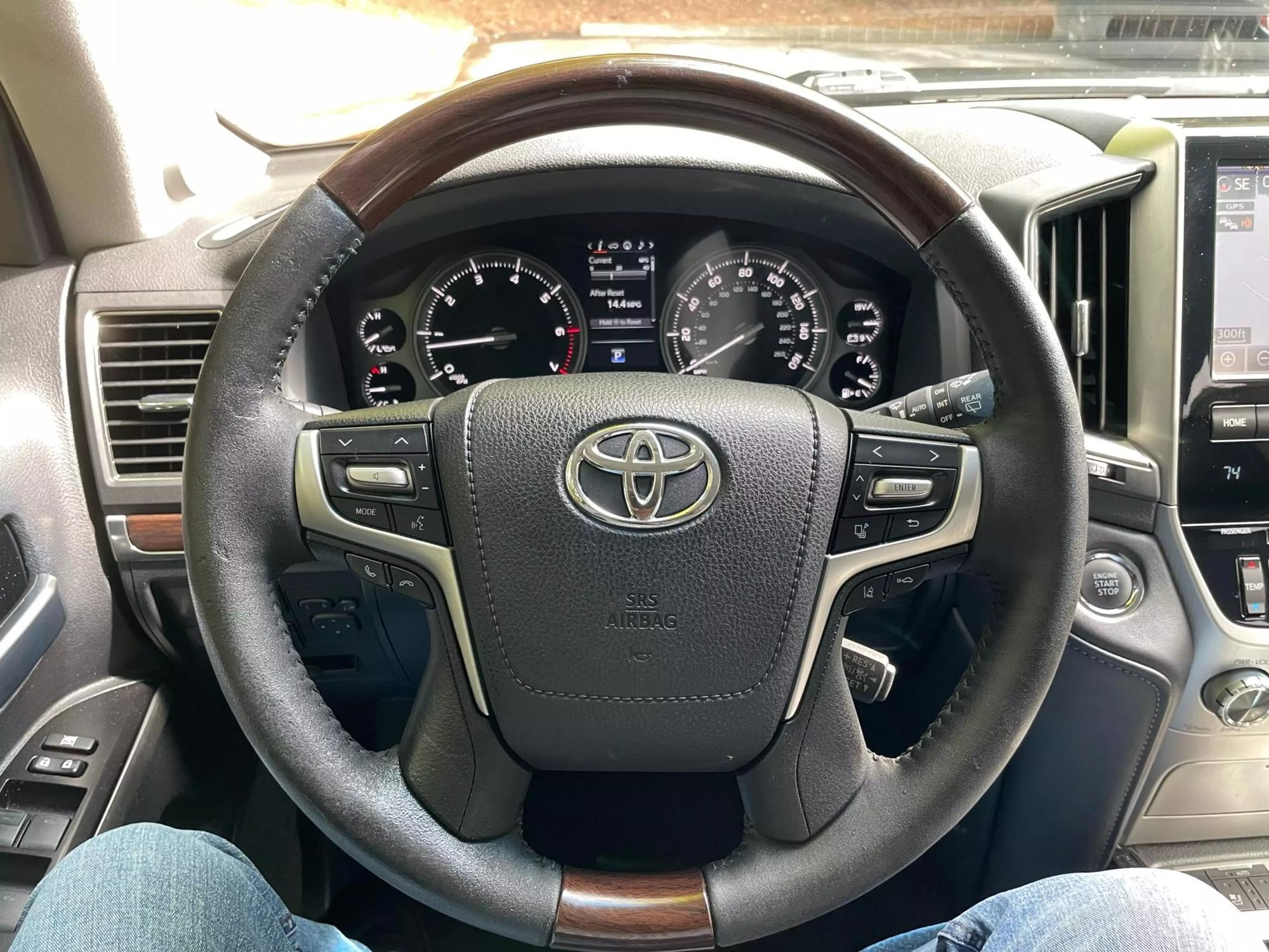 2016 Toyota Land Cruiser Base photo 90