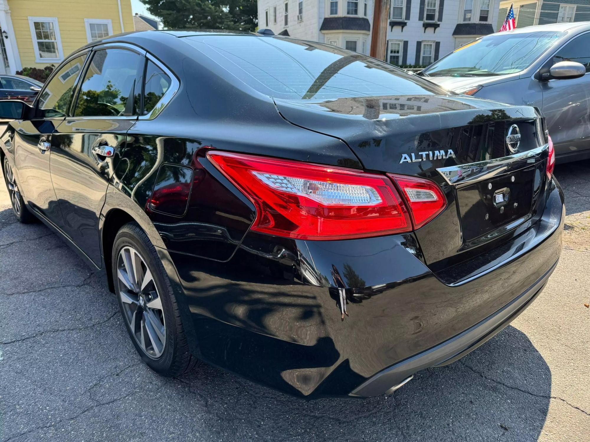 2017 Nissan Altima SV photo 19