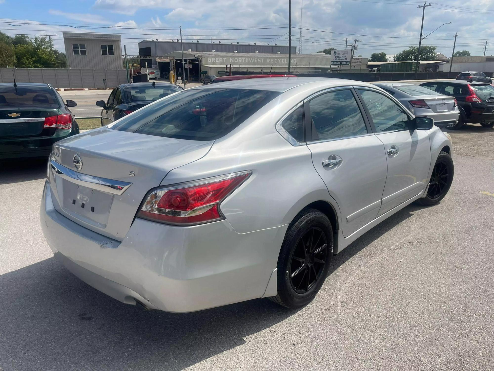 2015 Nissan Altima S photo 16