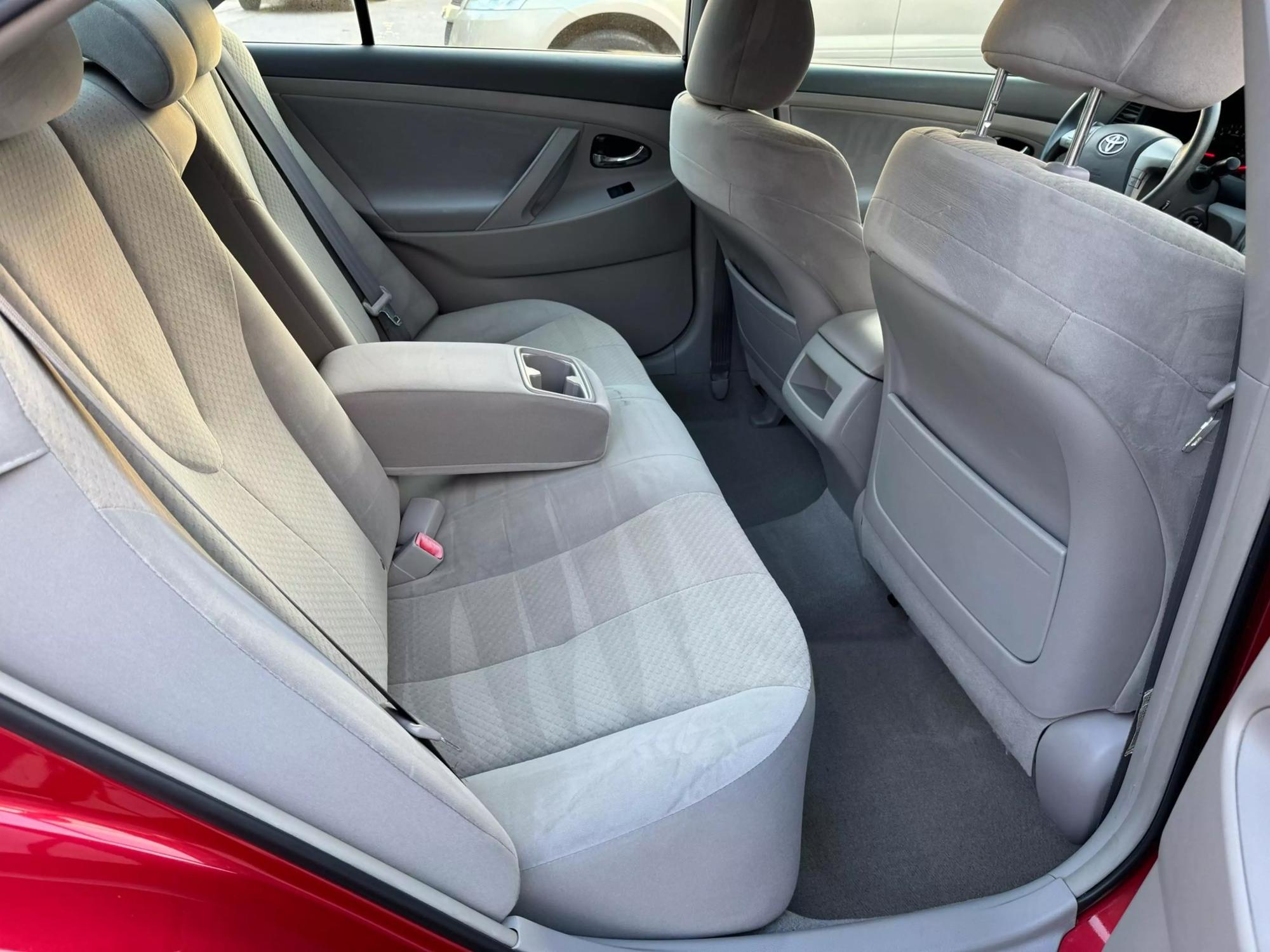 2009 Toyota Camry LE photo 16