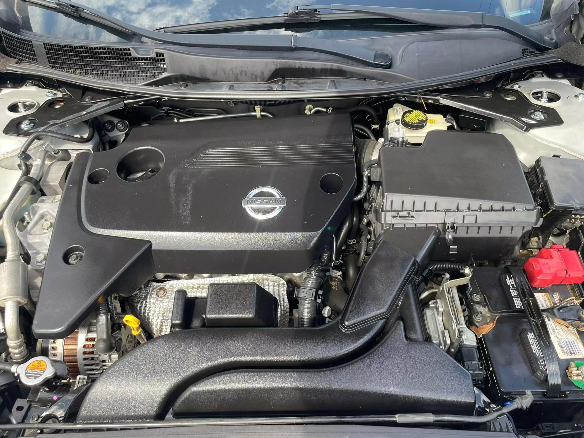 2015 Nissan Altima S photo 26