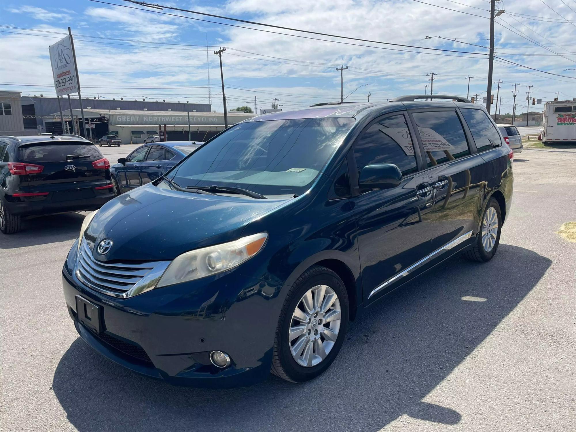 2011 Toyota Sienna XLE photo 13