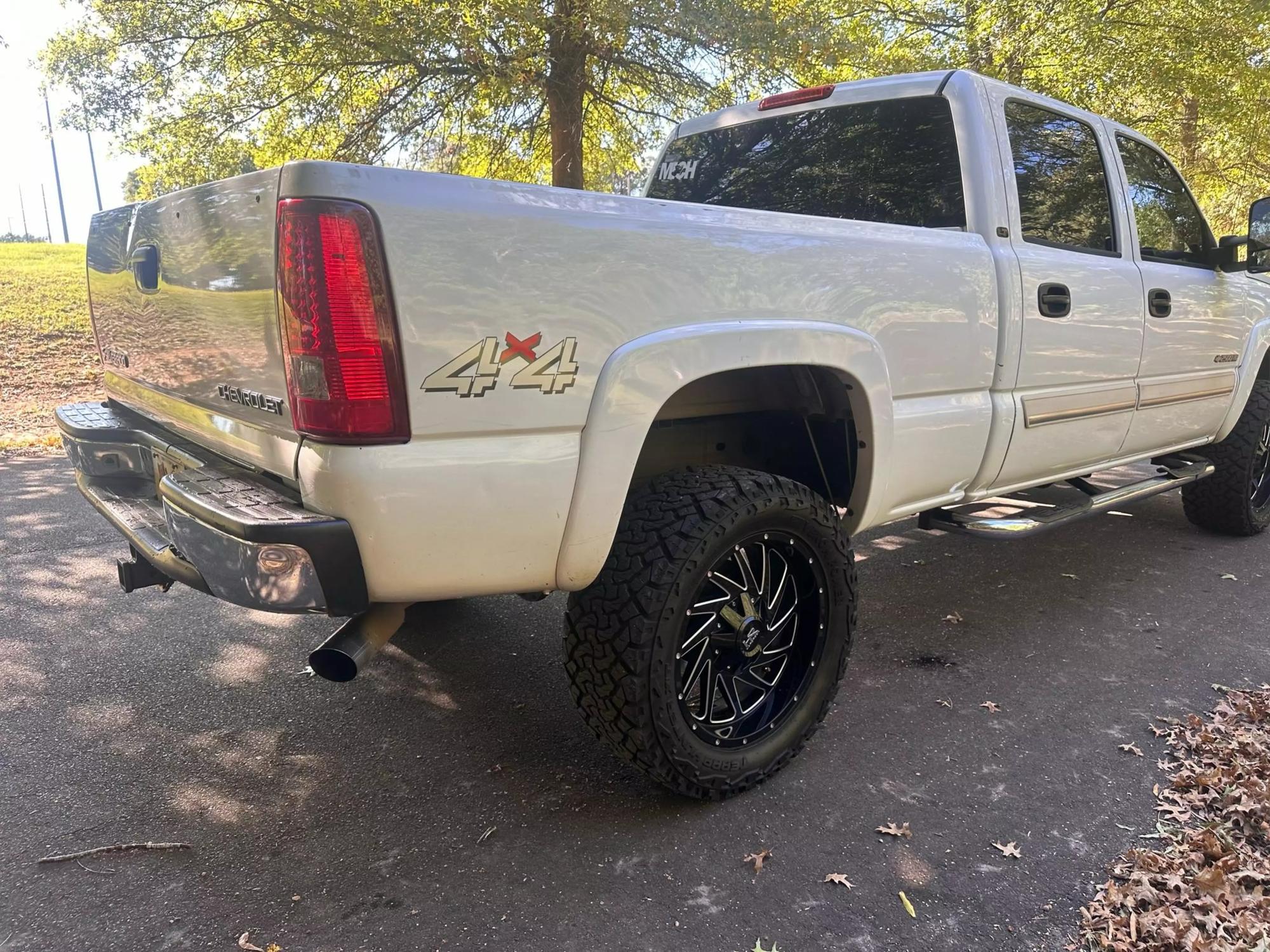 2004 Chevrolet Silverado 2500HD LS photo 29