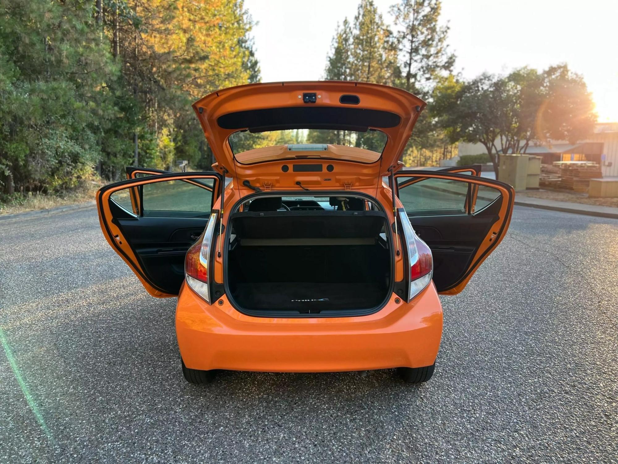 2015 Toyota Prius c One photo 33