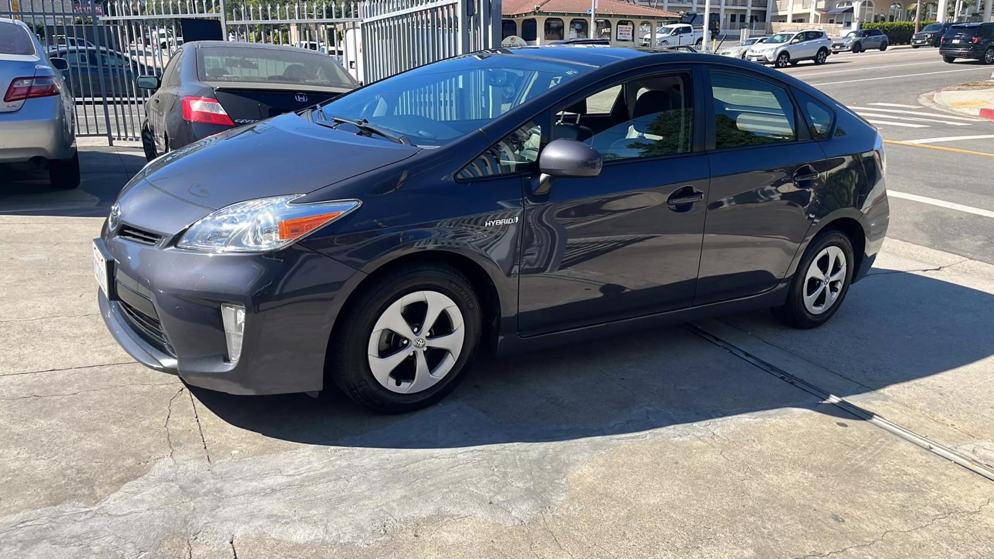 2014 Toyota Prius Four photo 40