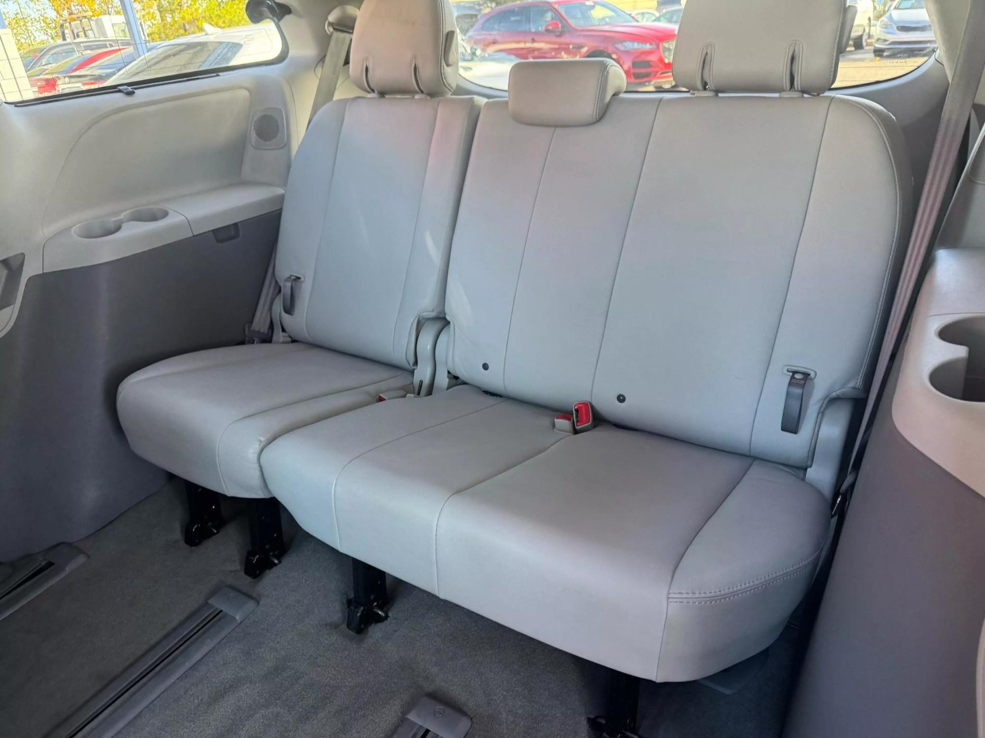 2012 Toyota Sienna XLE photo 54