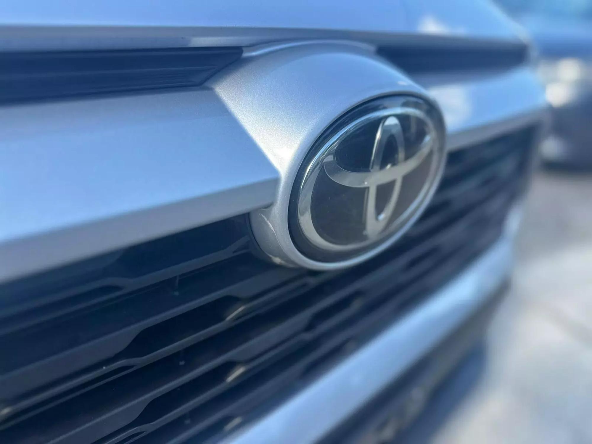 2019 Toyota RAV4 LE photo 17