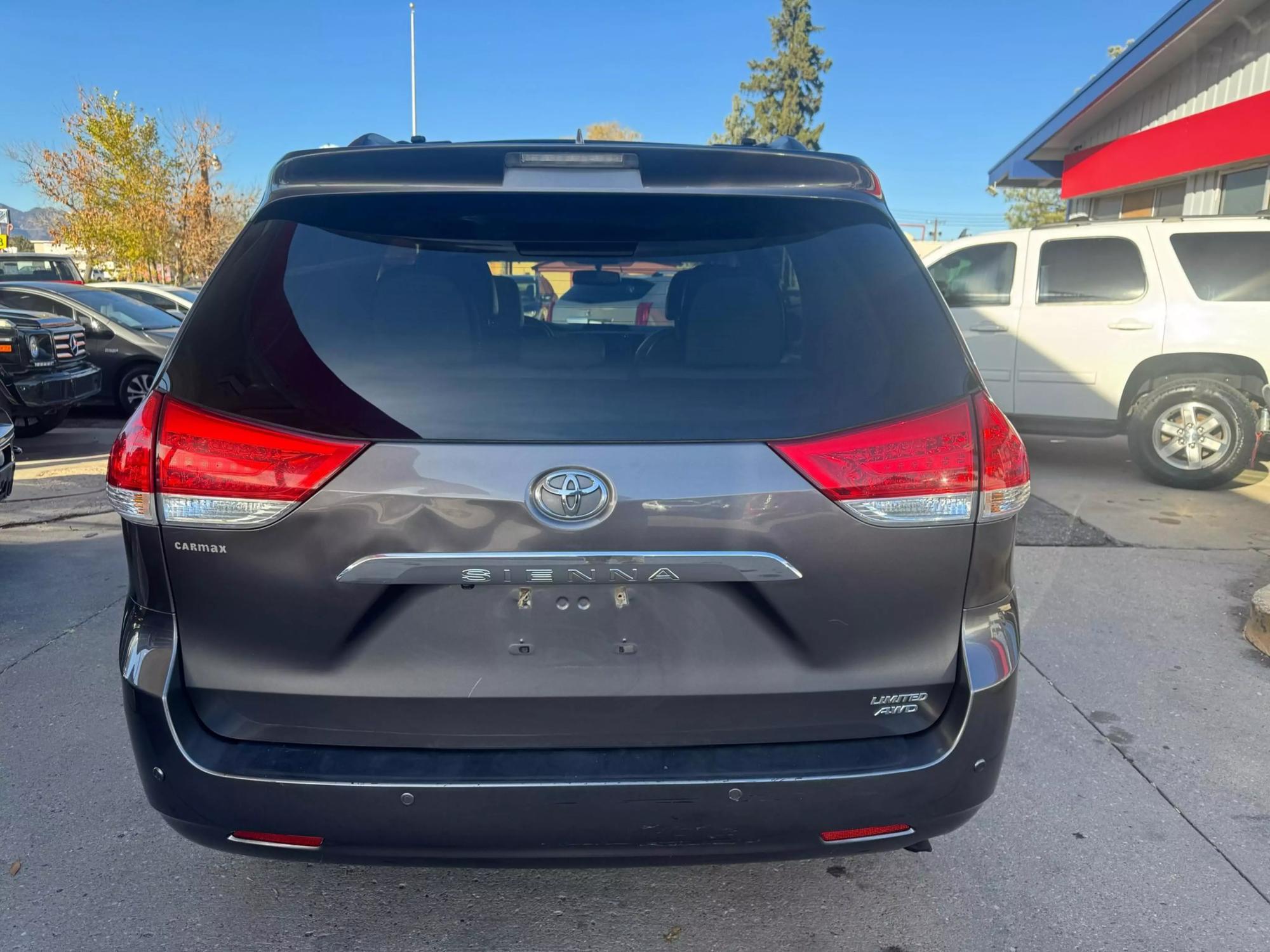 2012 Toyota Sienna XLE photo 38