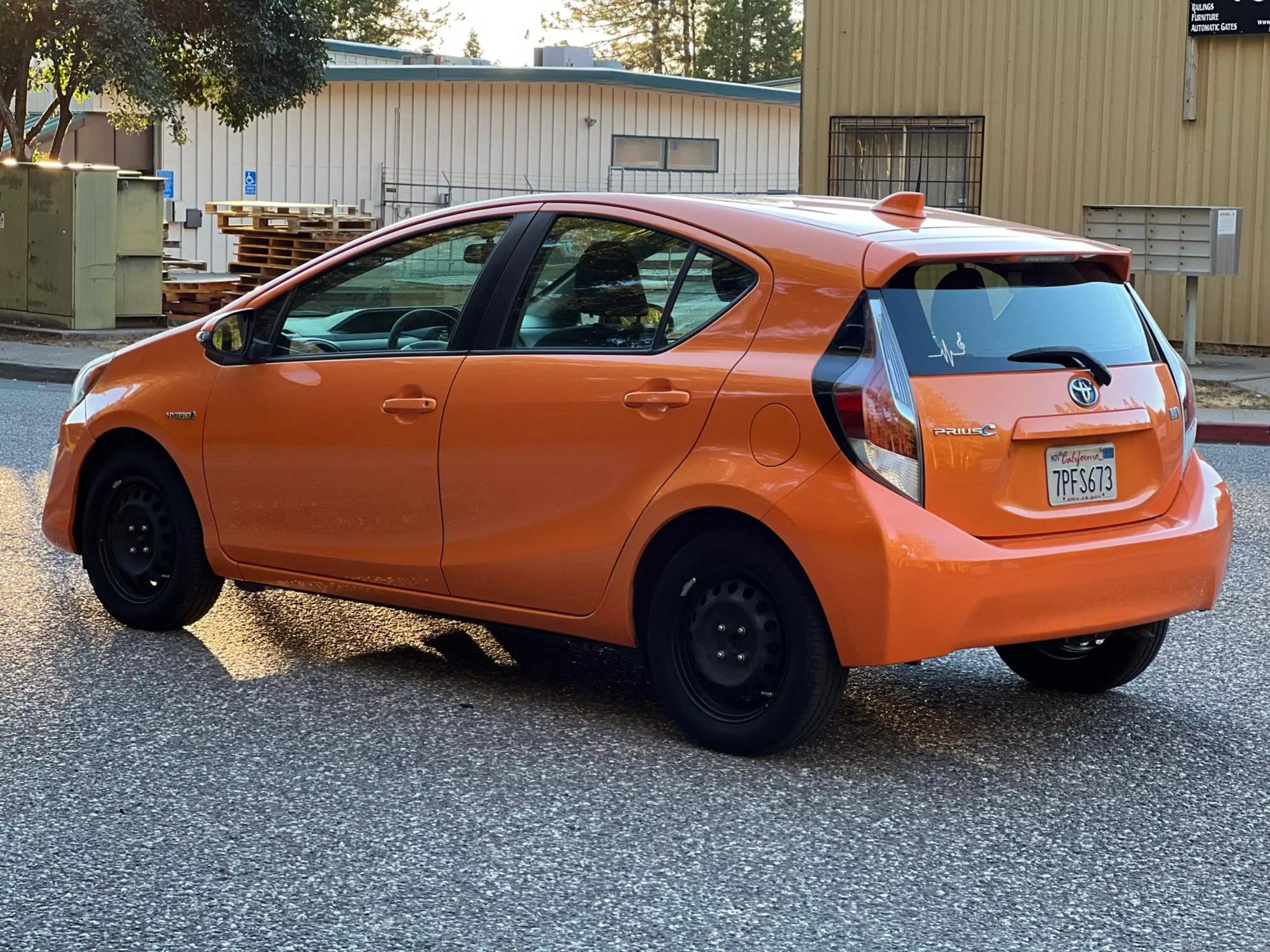 2015 Toyota Prius c One photo 25