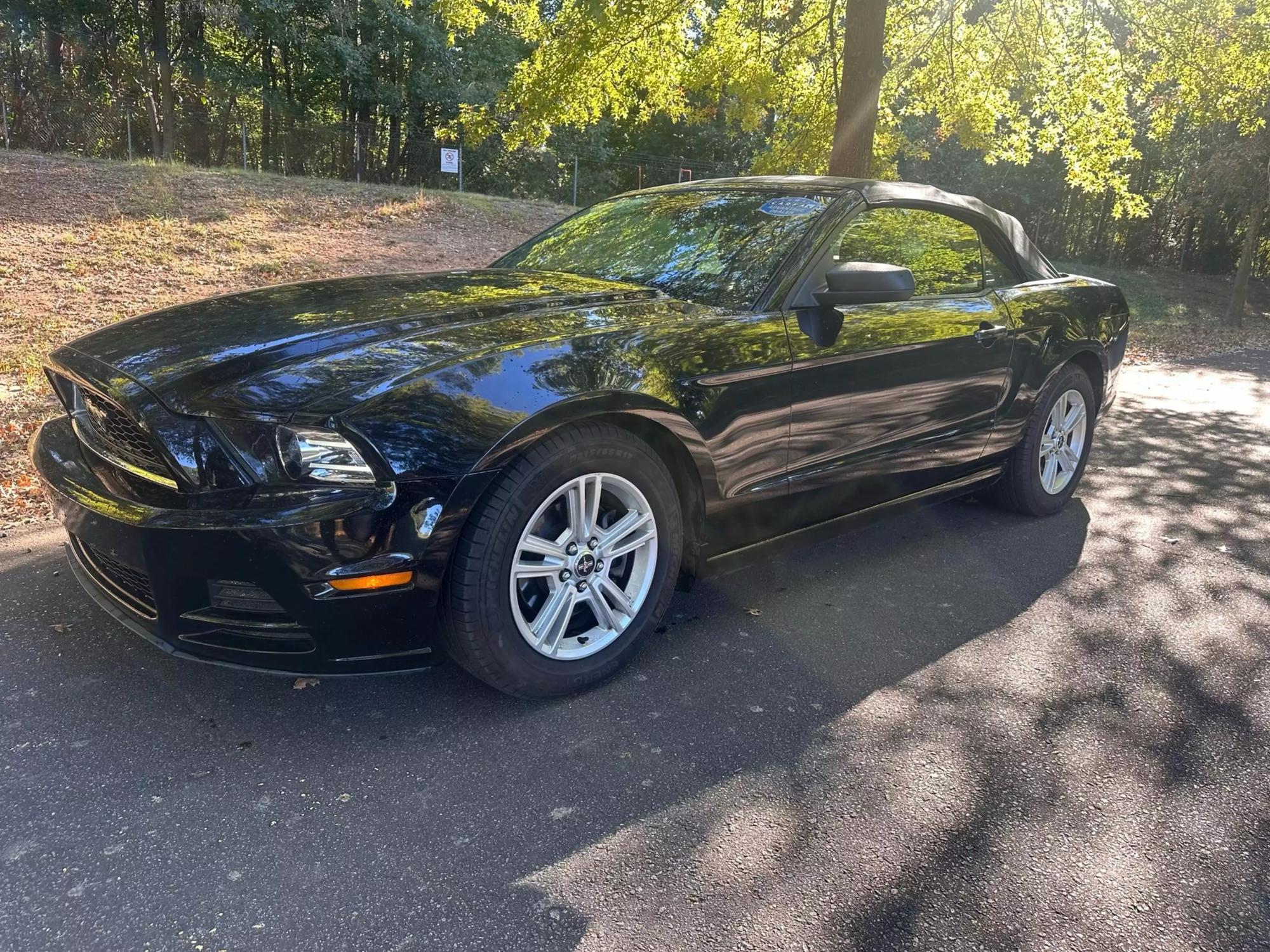 2013 Ford Mustang V6 photo 25