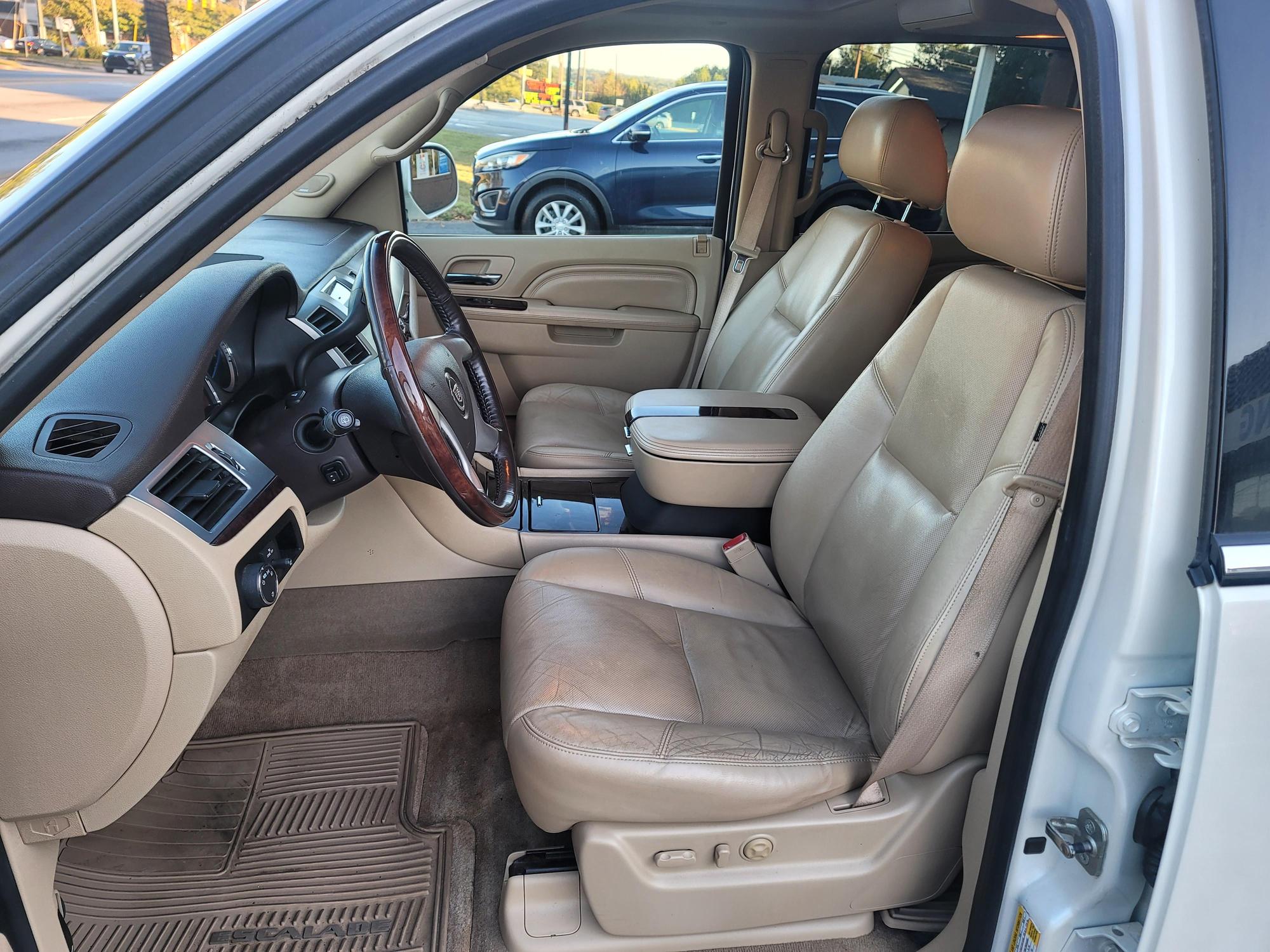 2011 Cadillac Escalade ESV Luxury photo 41