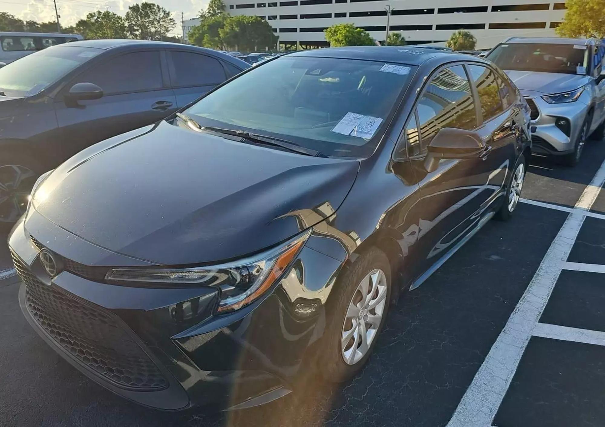 2021 Toyota Corolla LE photo 10