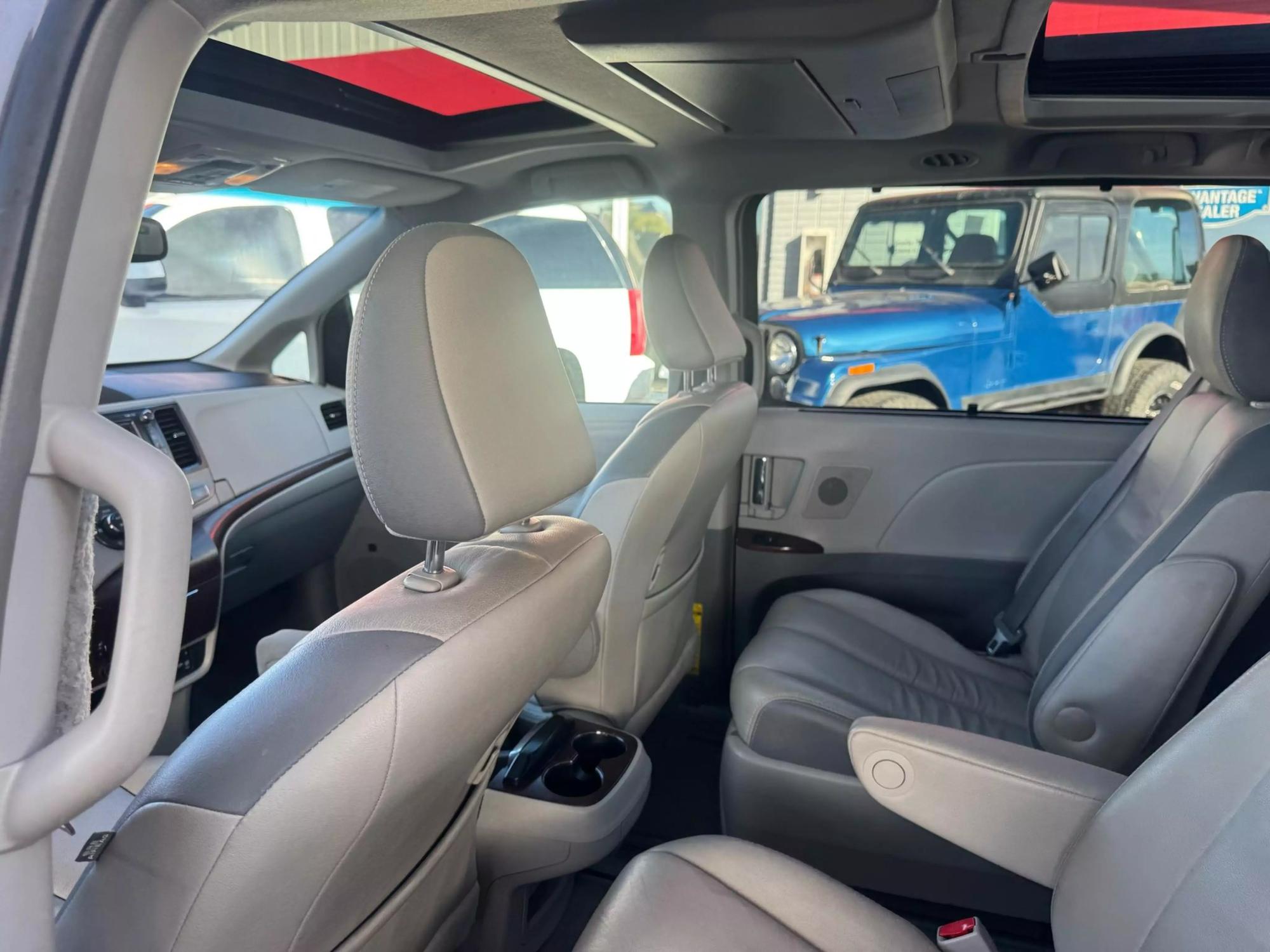 2012 Toyota Sienna XLE photo 52