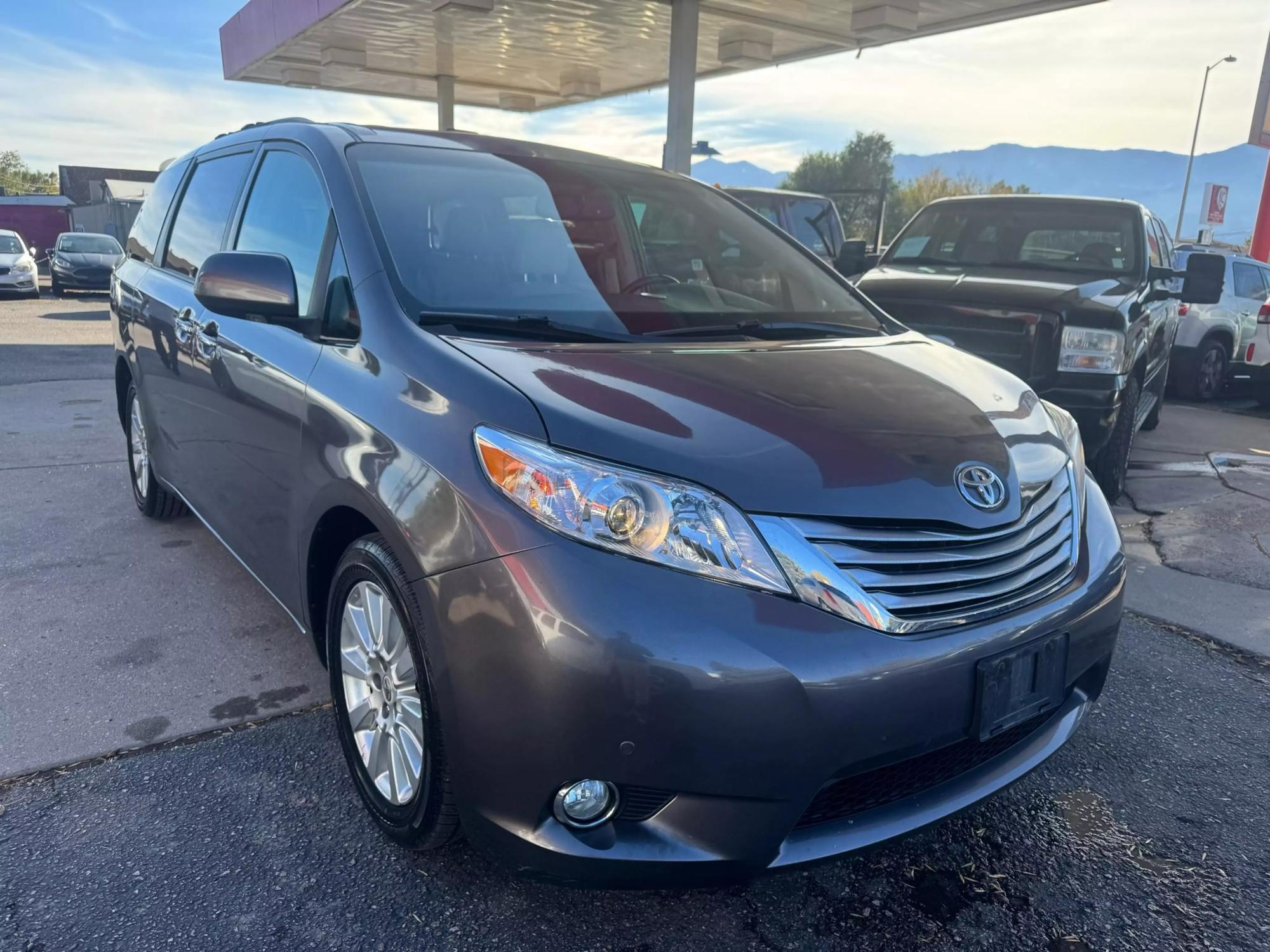 2012 Toyota Sienna XLE photo 32