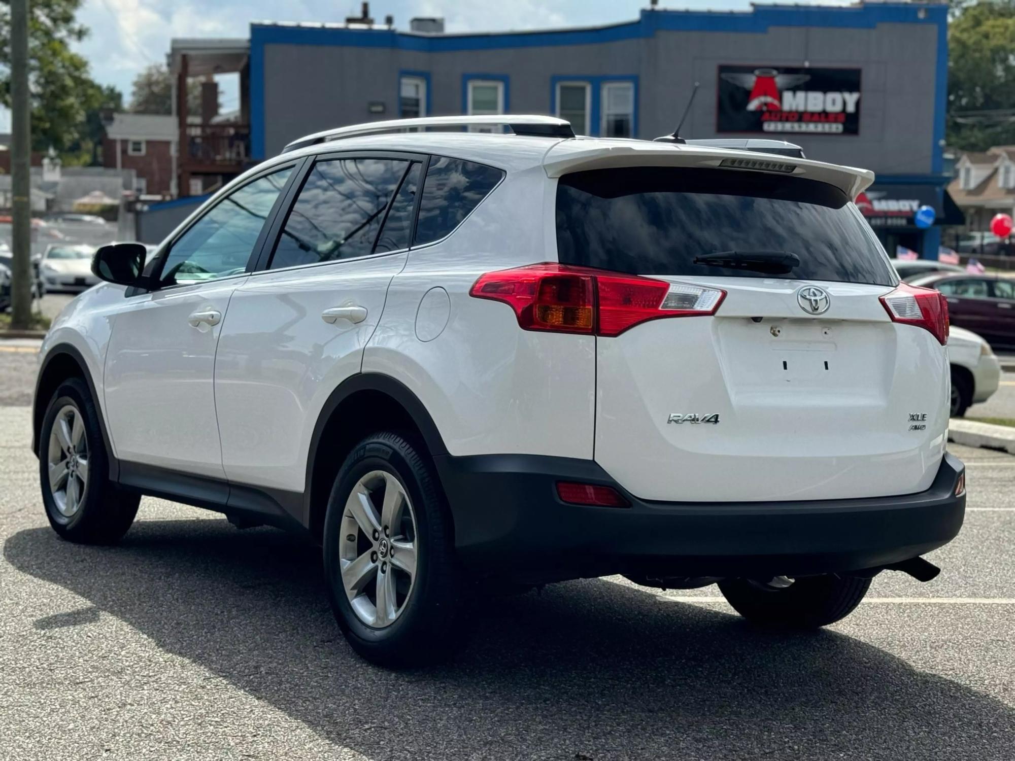 2015 Toyota RAV4 XLE photo 16