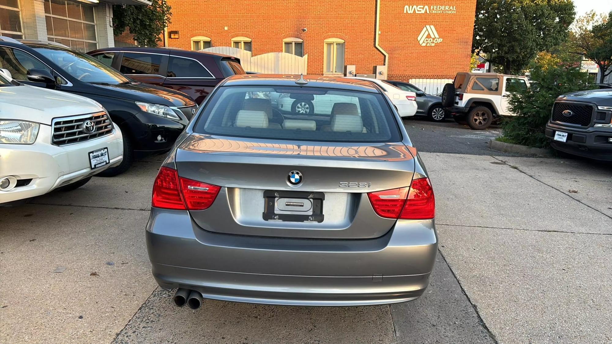 2011 BMW 3 Series 328i photo 56