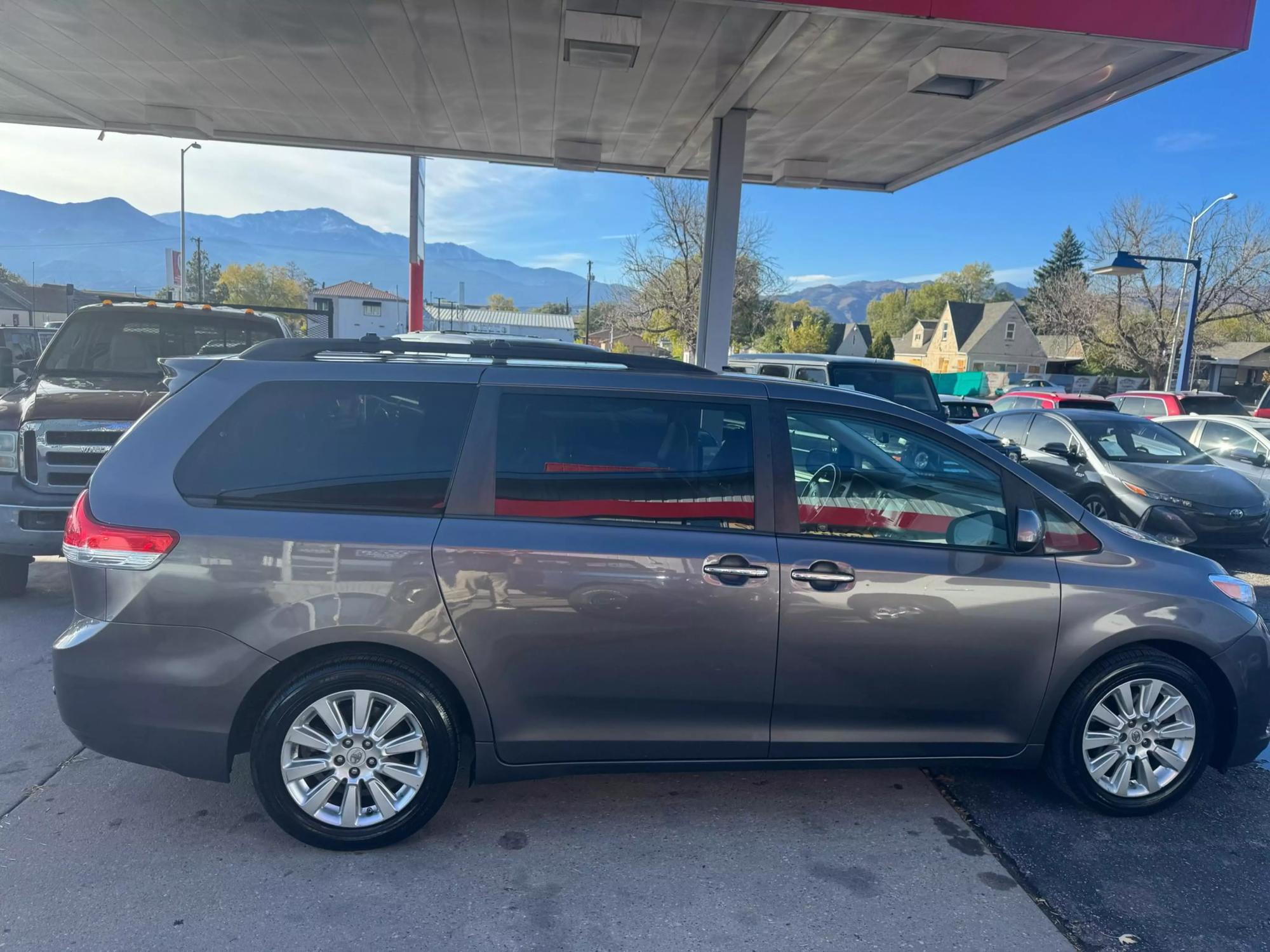 2012 Toyota Sienna XLE photo 41