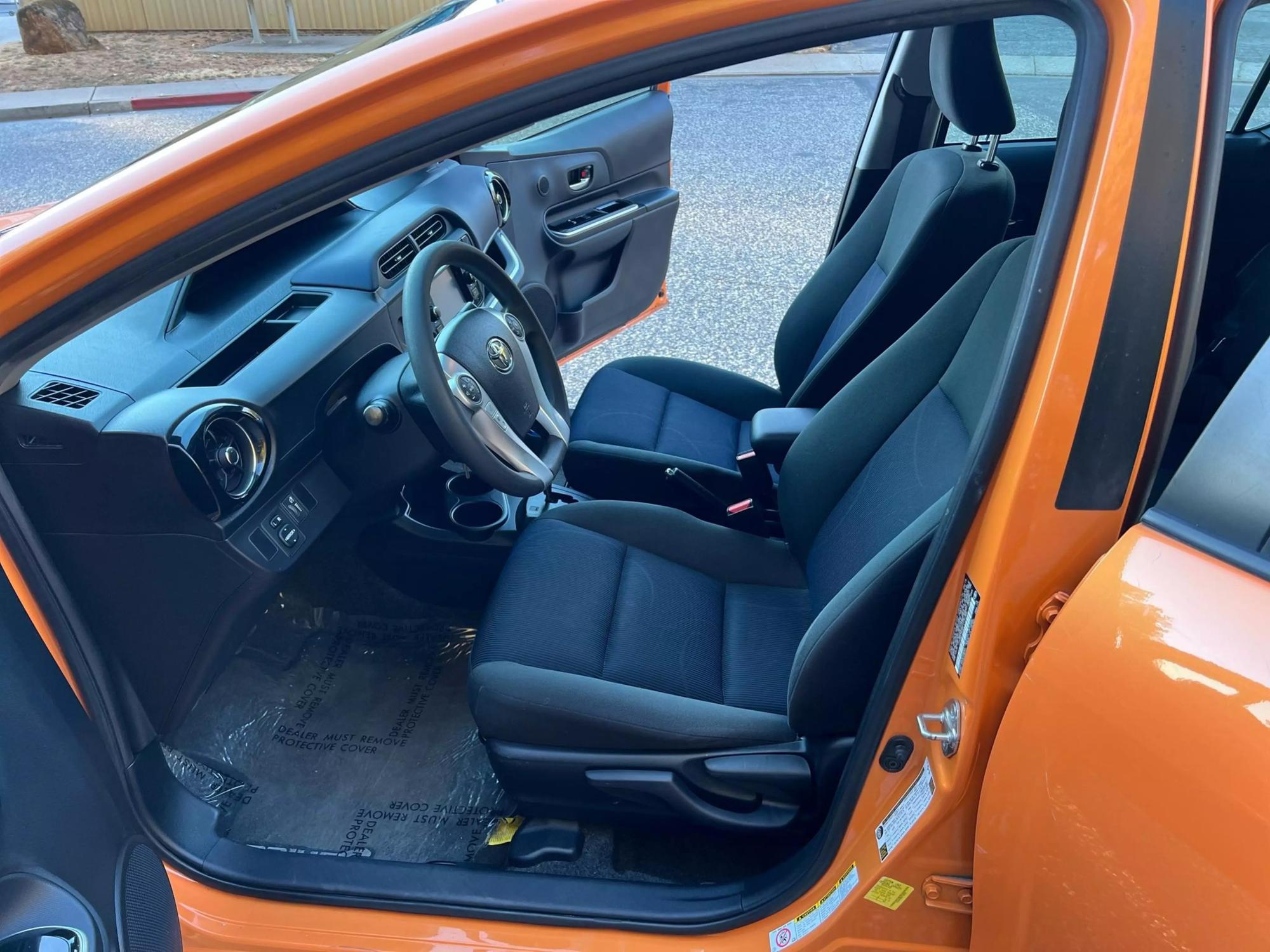 2015 Toyota Prius c One photo 28