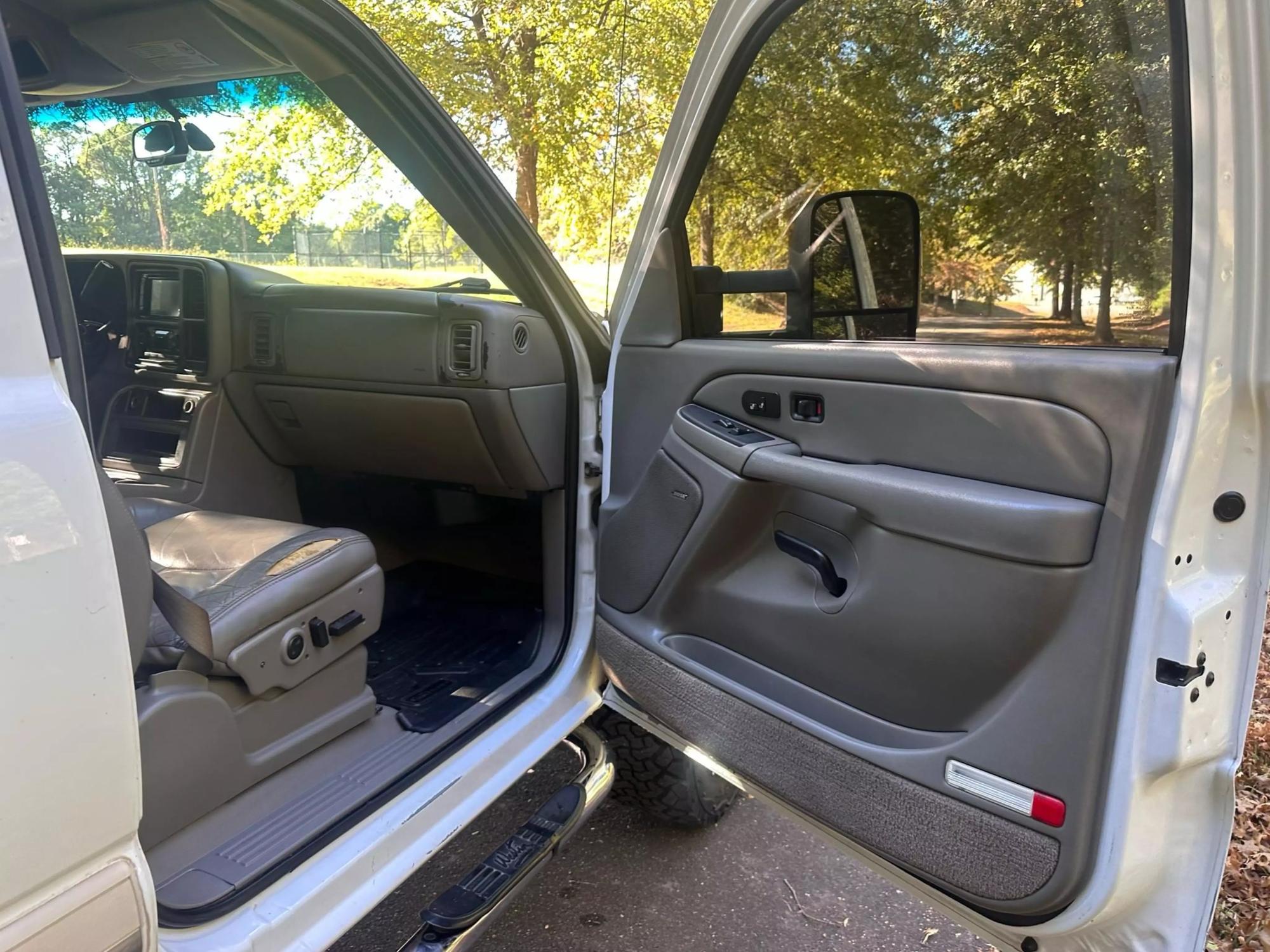 2004 Chevrolet Silverado 2500HD LS photo 38