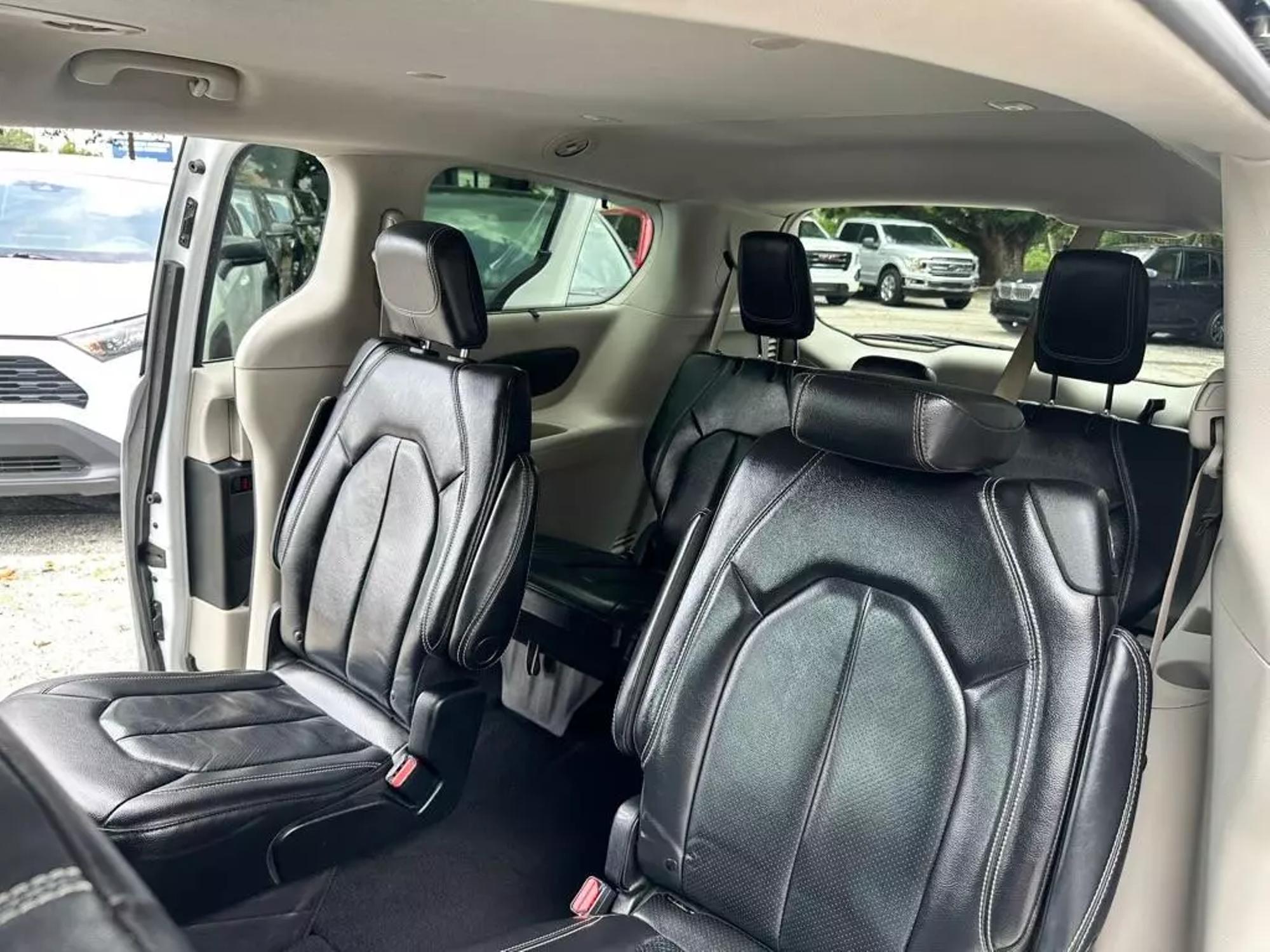 2022 Chrysler Pacifica Touring L photo 34