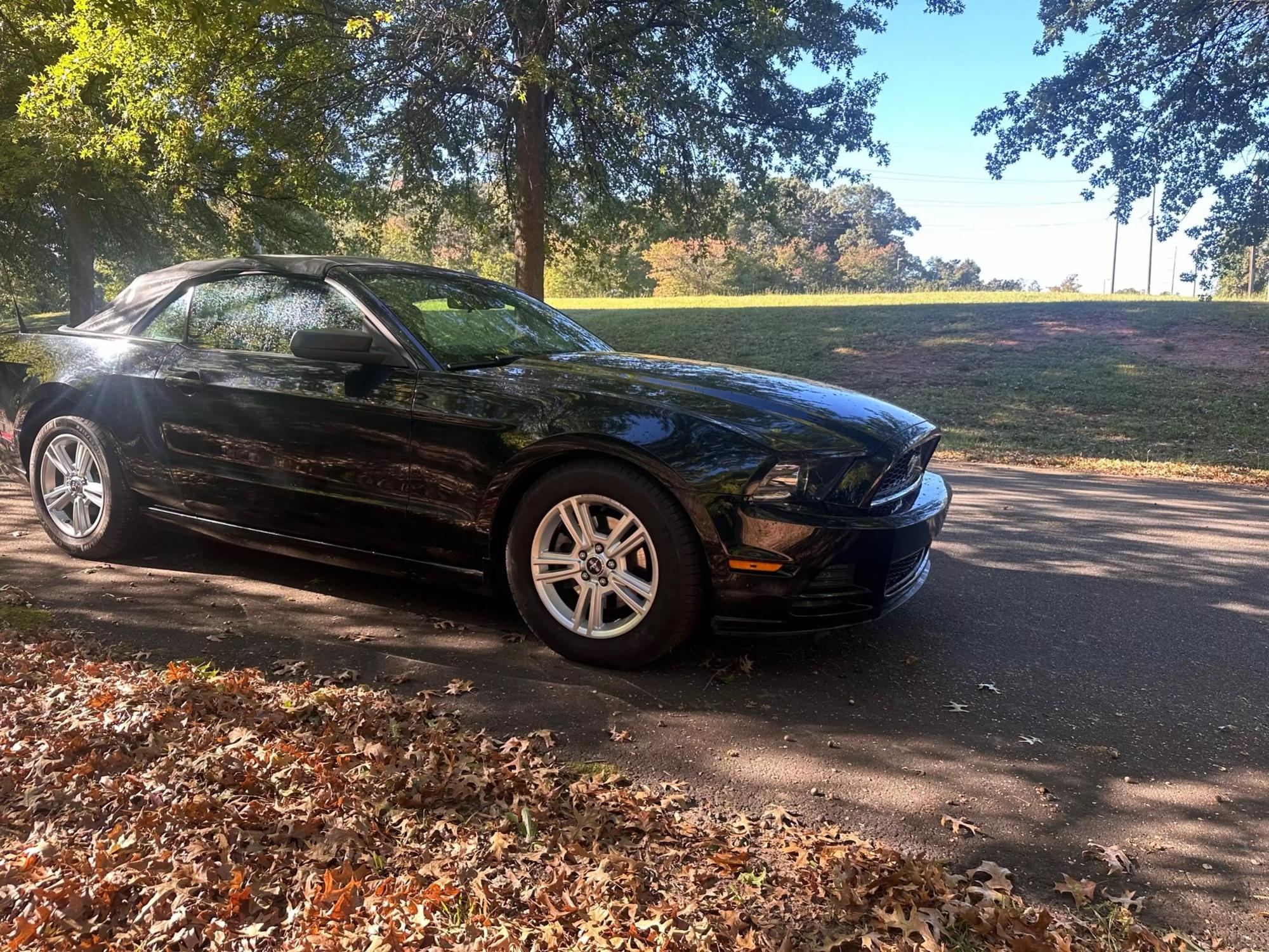 2013 Ford Mustang V6 photo 28